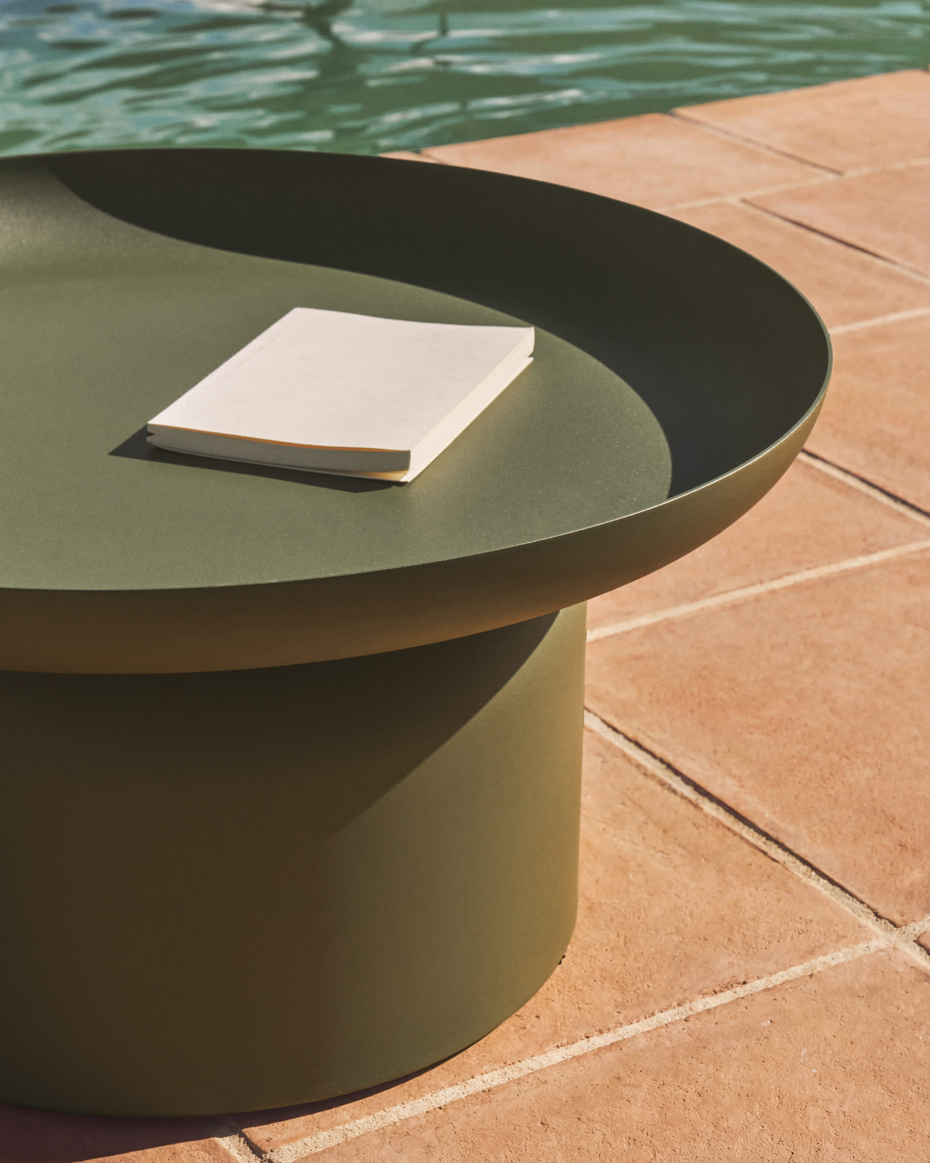 Arcola coffee table in green aluminium Ø70cm
