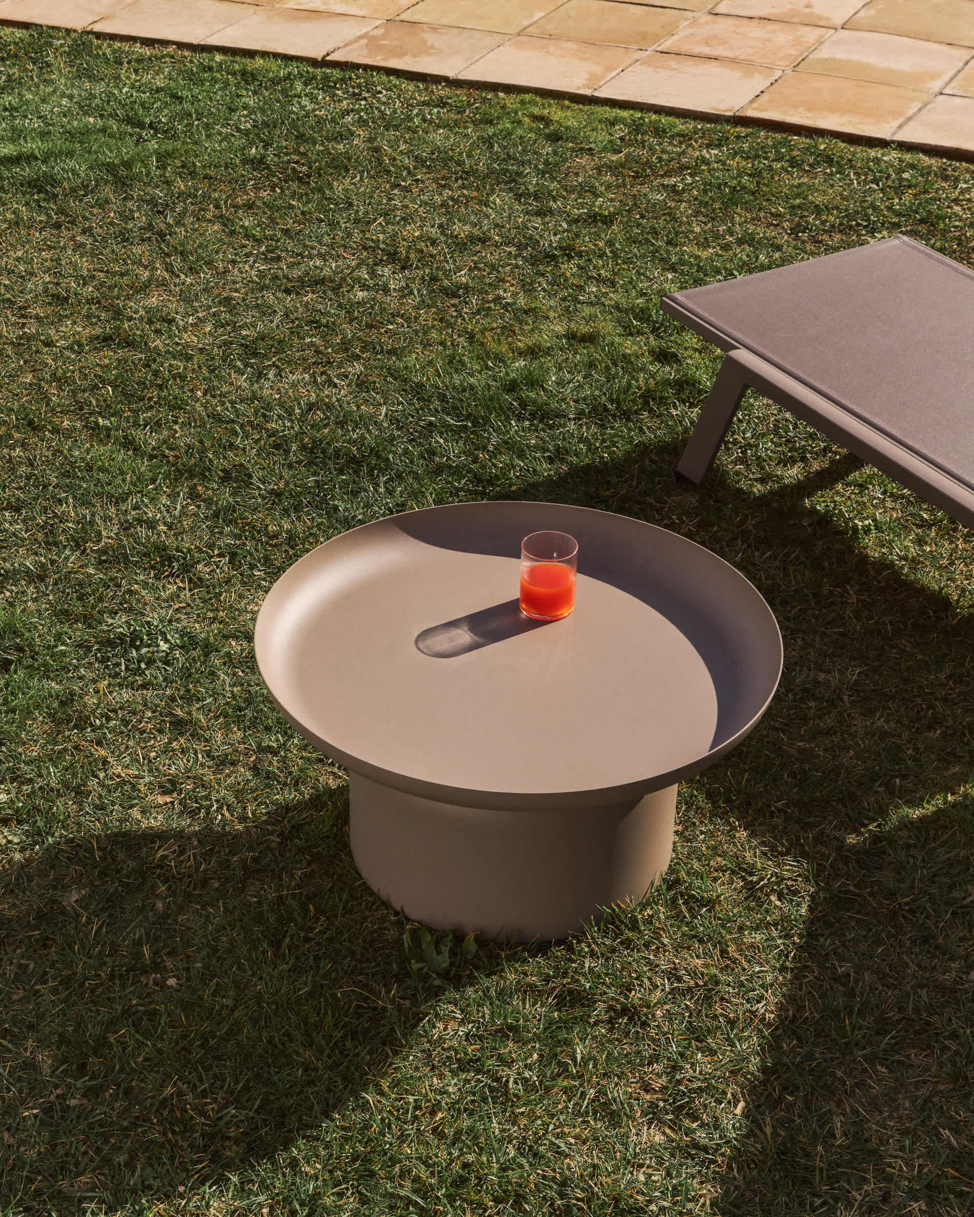 Arcola coffee table in taupe aluminium Ø70cm
