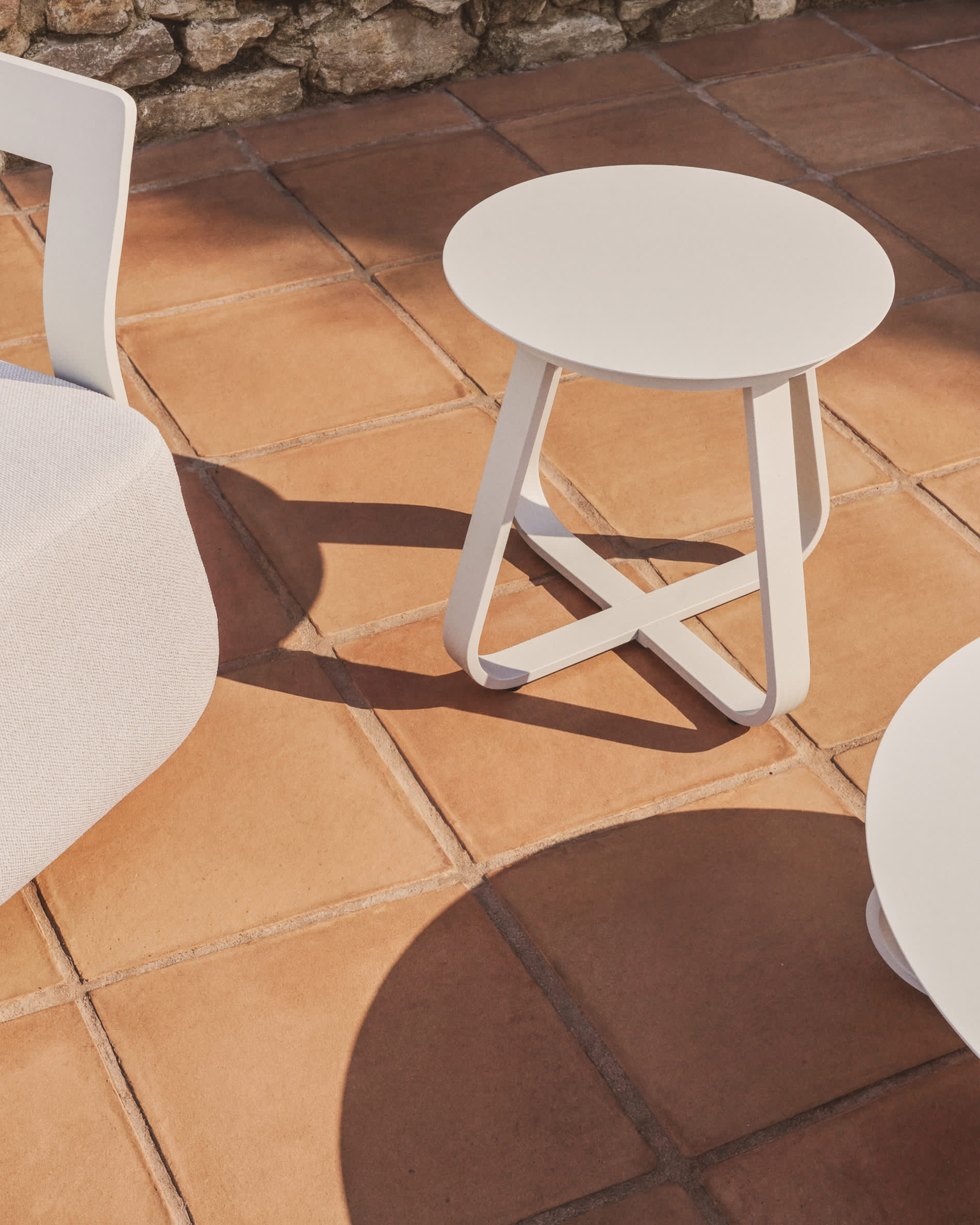Table auxiliaire d’extérieur Tamaris en aluminium écrue Ø — Kave Home