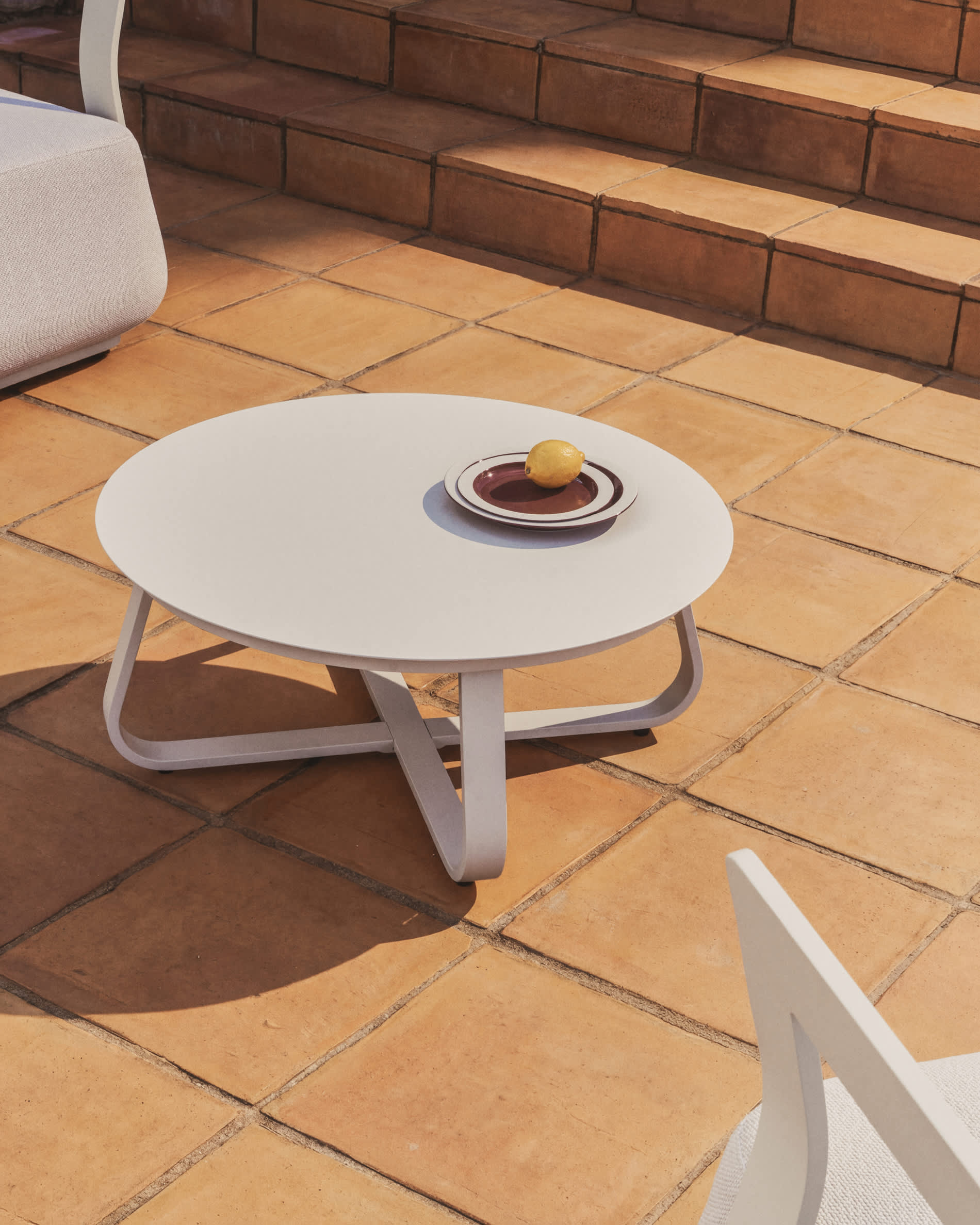 Table basse d’extérieur Tamaris en aluminium écrue Ø — Kave Home