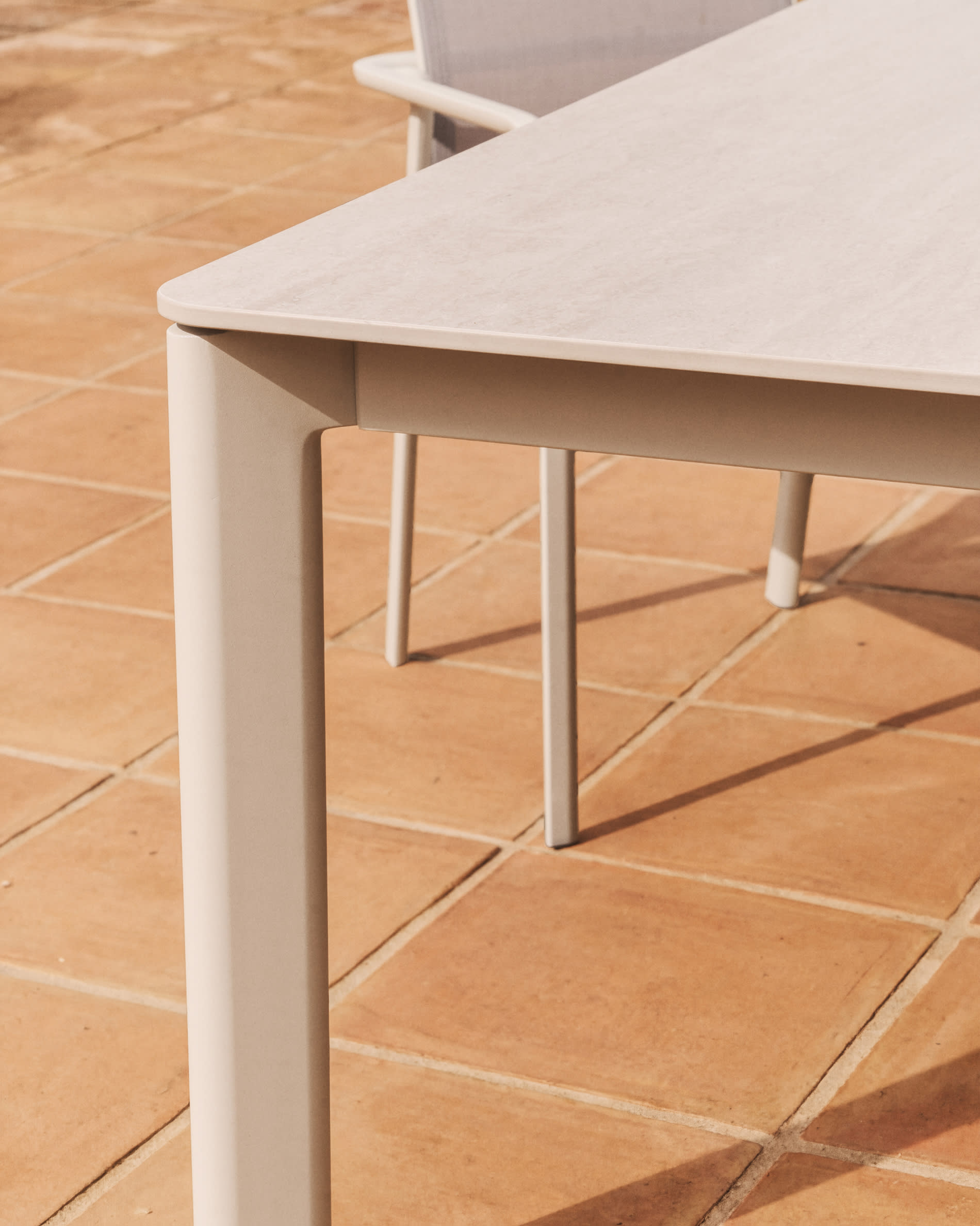 Anafi table in sintered stone and ecru aluminium 140 x 80 cm