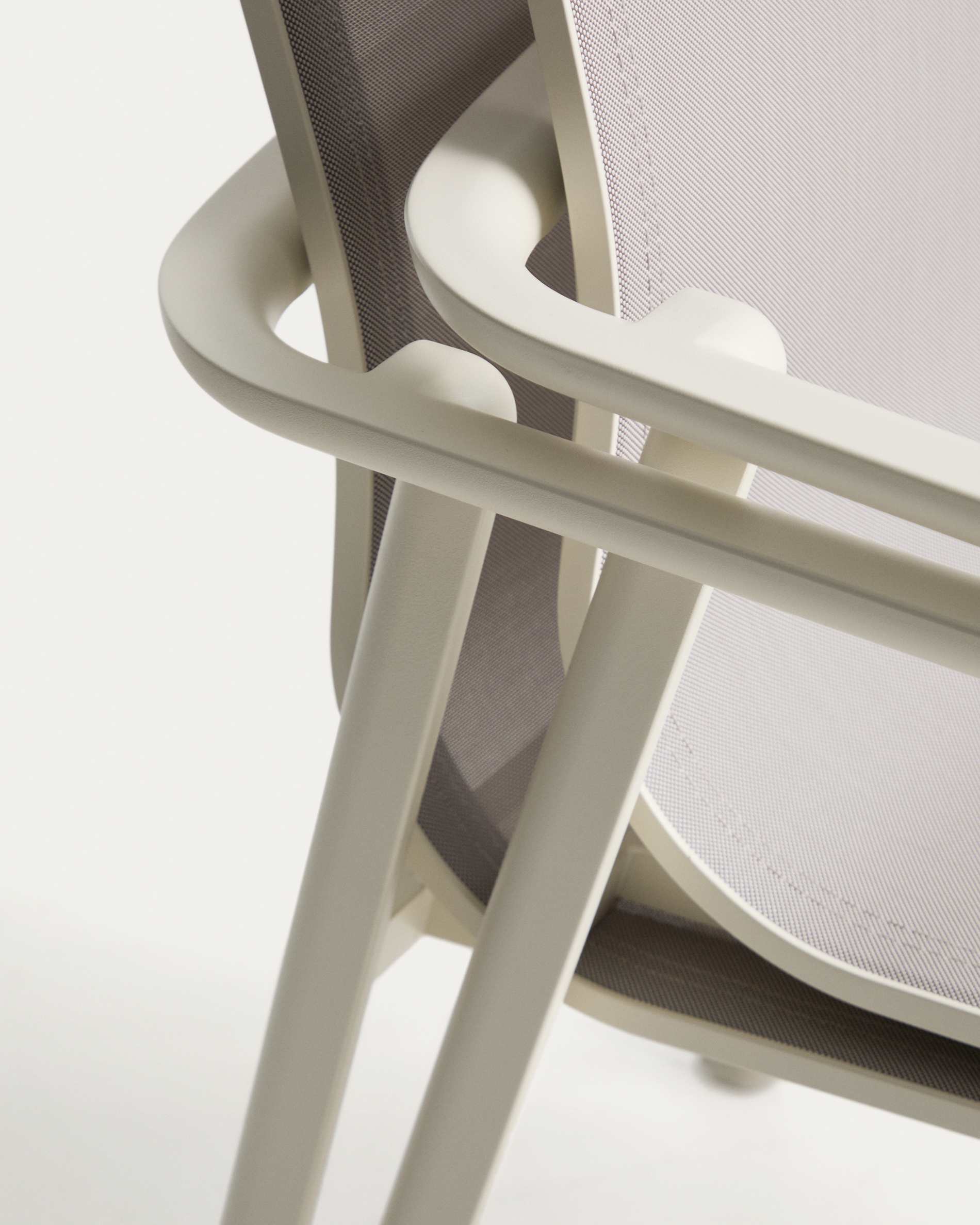 Set with Brela extendable table in ecru aluminium and 6 stackable Canea chairs in ecru aluminium and beige texteline 205(287)x100 cm