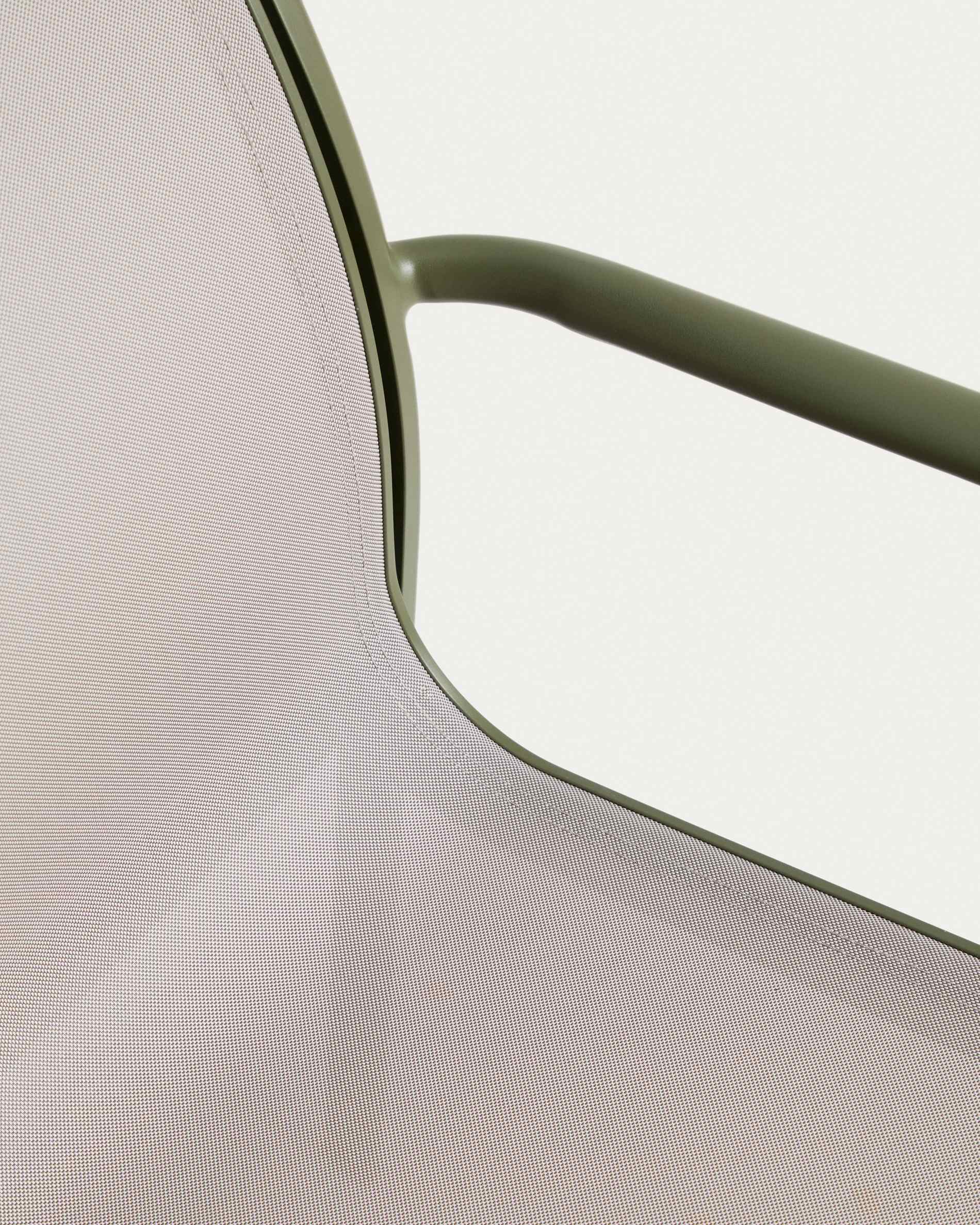 Set with Brela extendable table in green aluminium and 6 stackable Luri chairs in green aluminium and beige texteline 205(287)x100cm