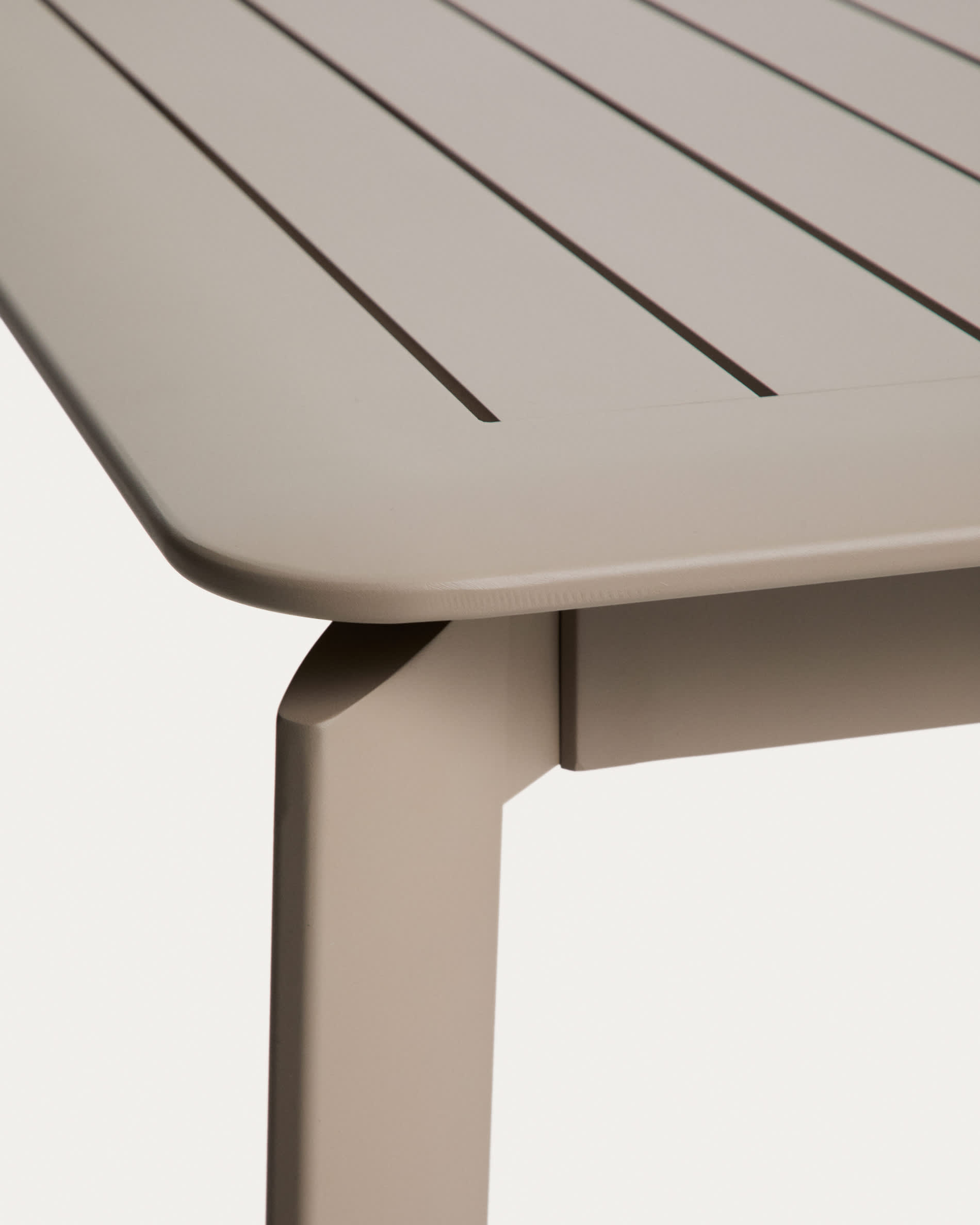 Set with Brela aluminium extendable table and 6 Livadia stackable chairs in taupe aluminium and synthetic rope cord 205(287) x 100cm