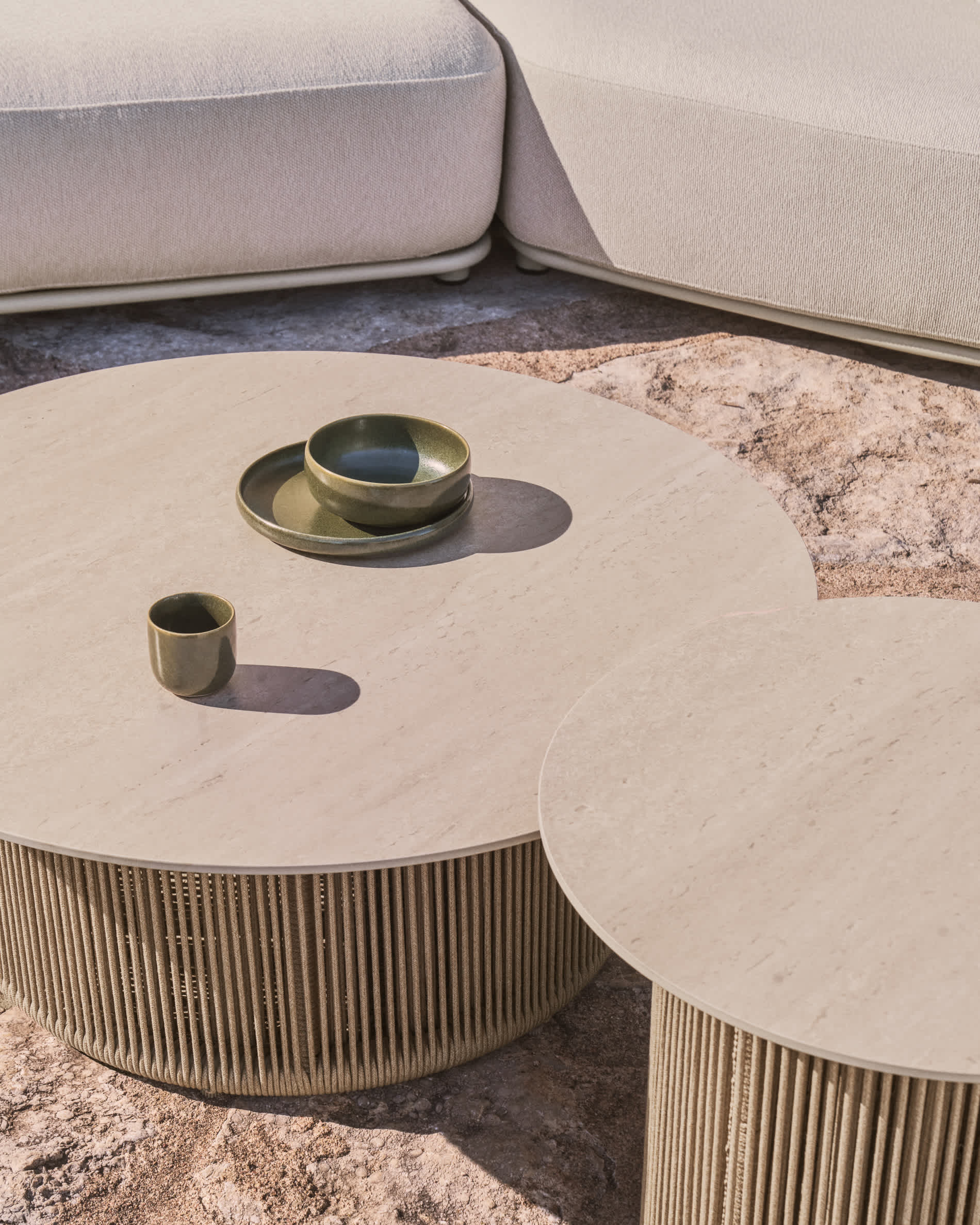 Orosei outdoor coffee table in sintered stone, ecru aluminium and beige rope Ø 90 cm