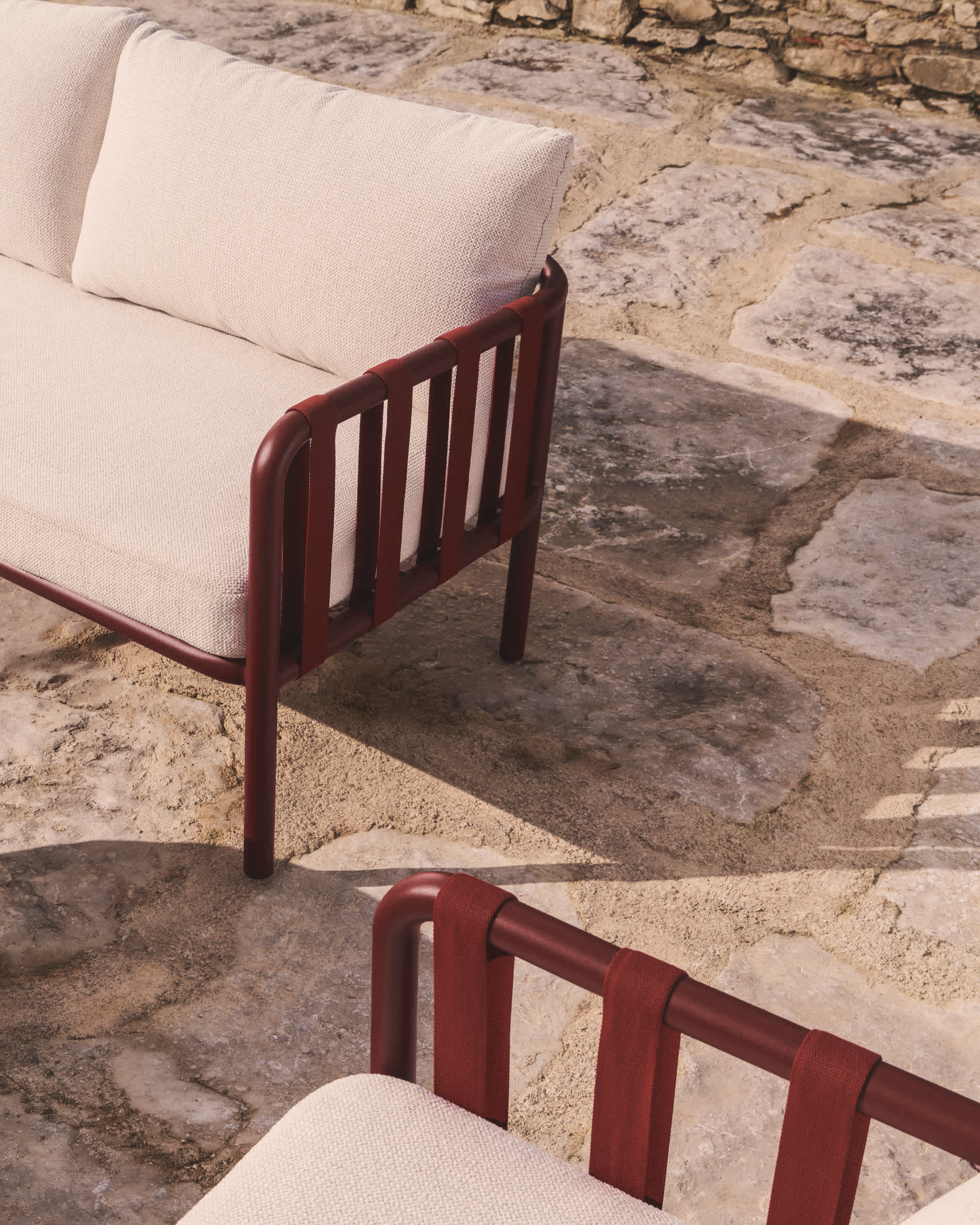 Omala set consisting of 2-seater sofa and 2 armchairs in burgundy rope cord and aluminium
