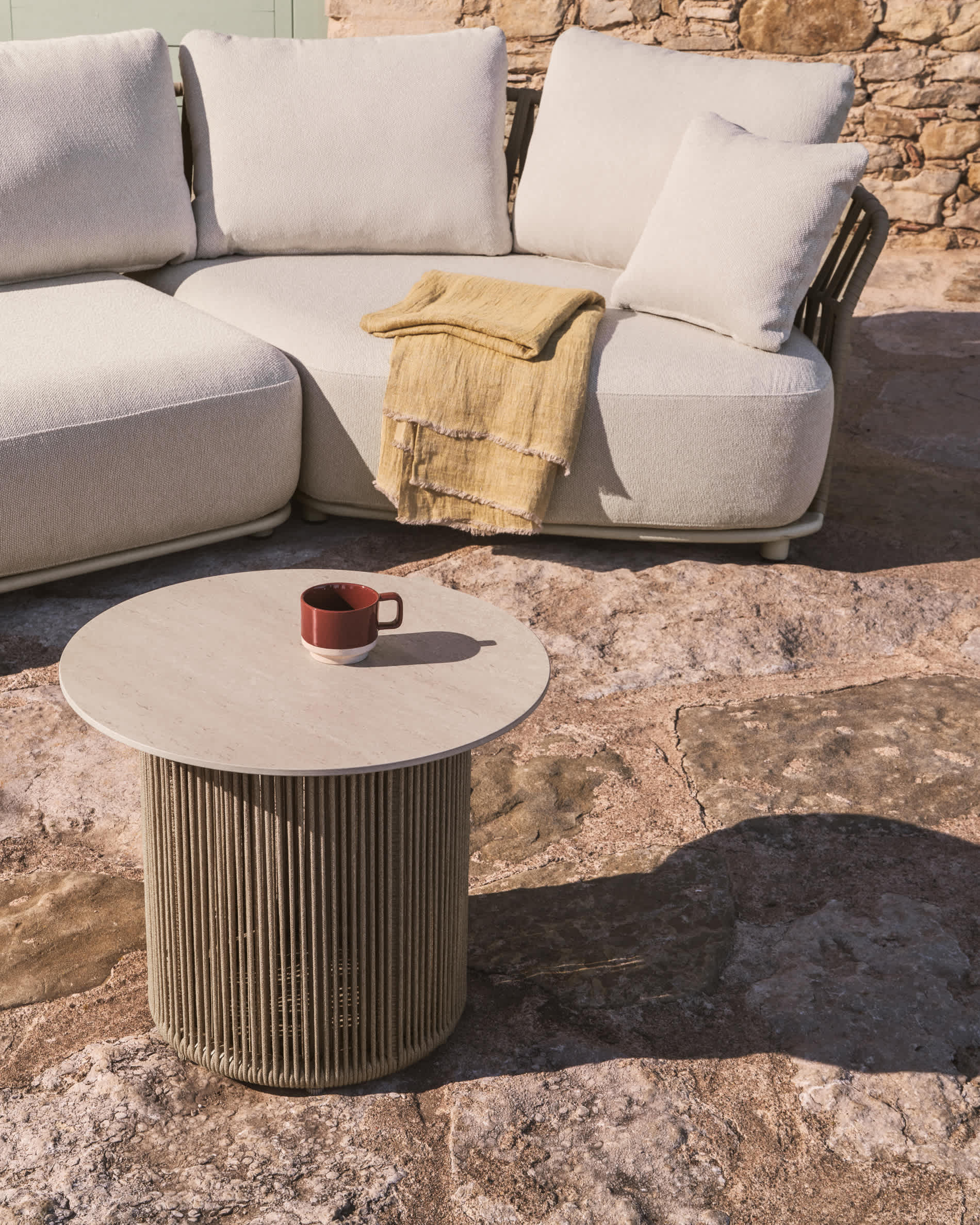 Table d’appoint d’extérieur Orosei en pierre frittée, aluminium et corde écrue Ø — Kave Home