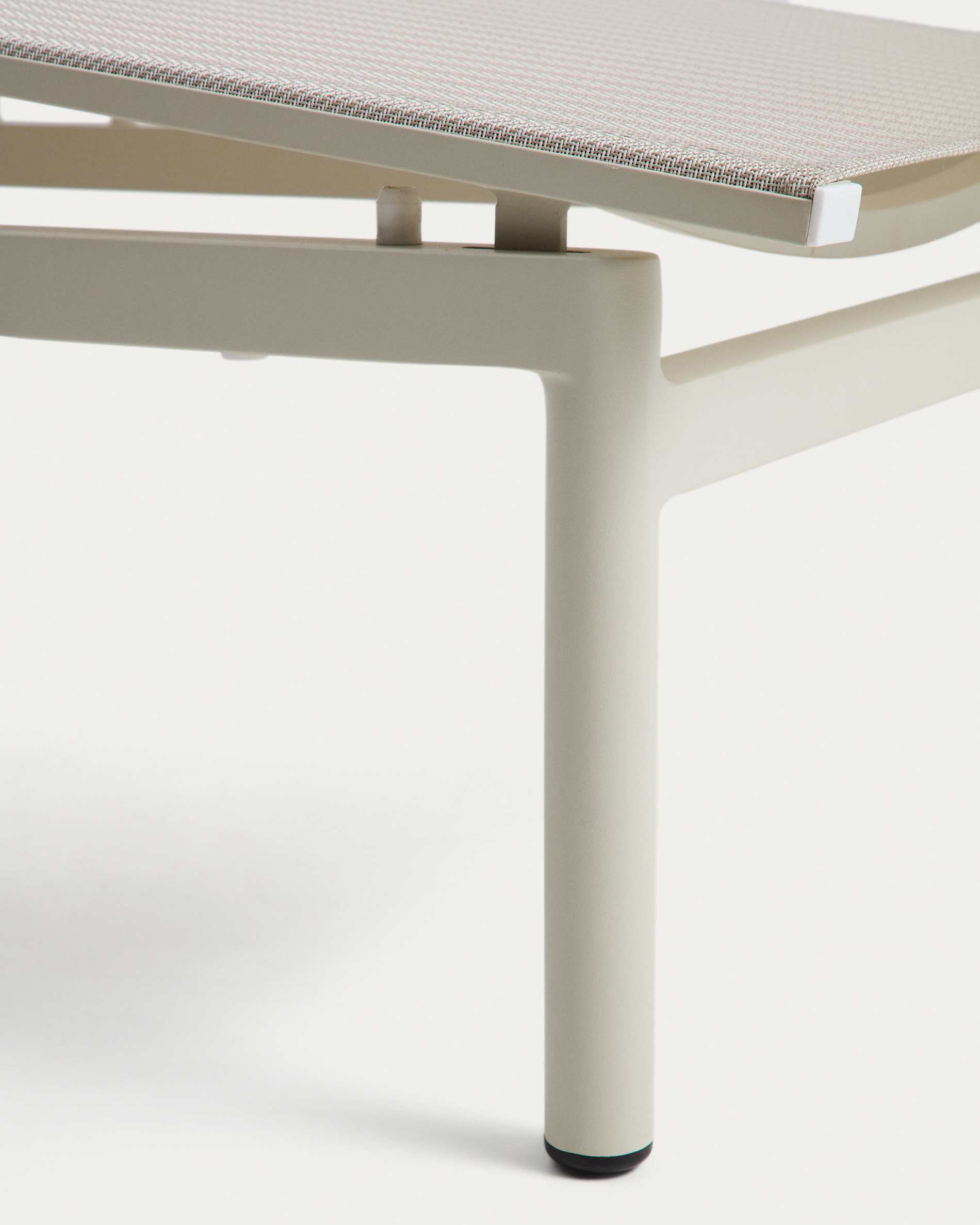 Stackable sun lounger Lesina in ecru aluminium and texteline