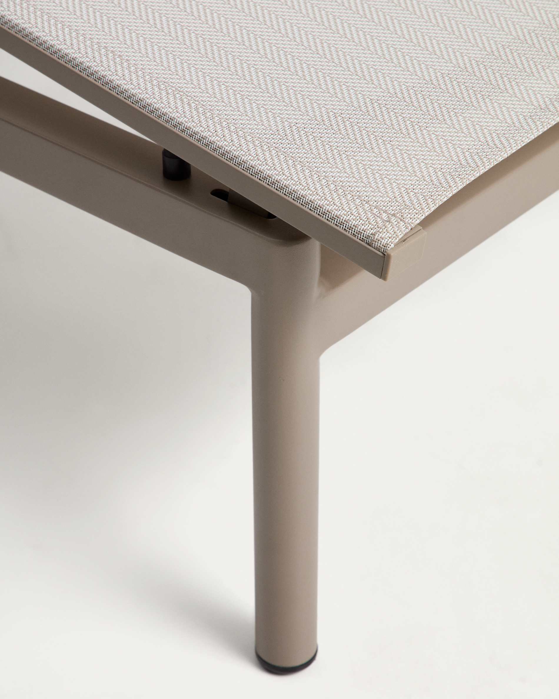 Stackable sun lounger Lesina in taupe aluminium and ecru texteline