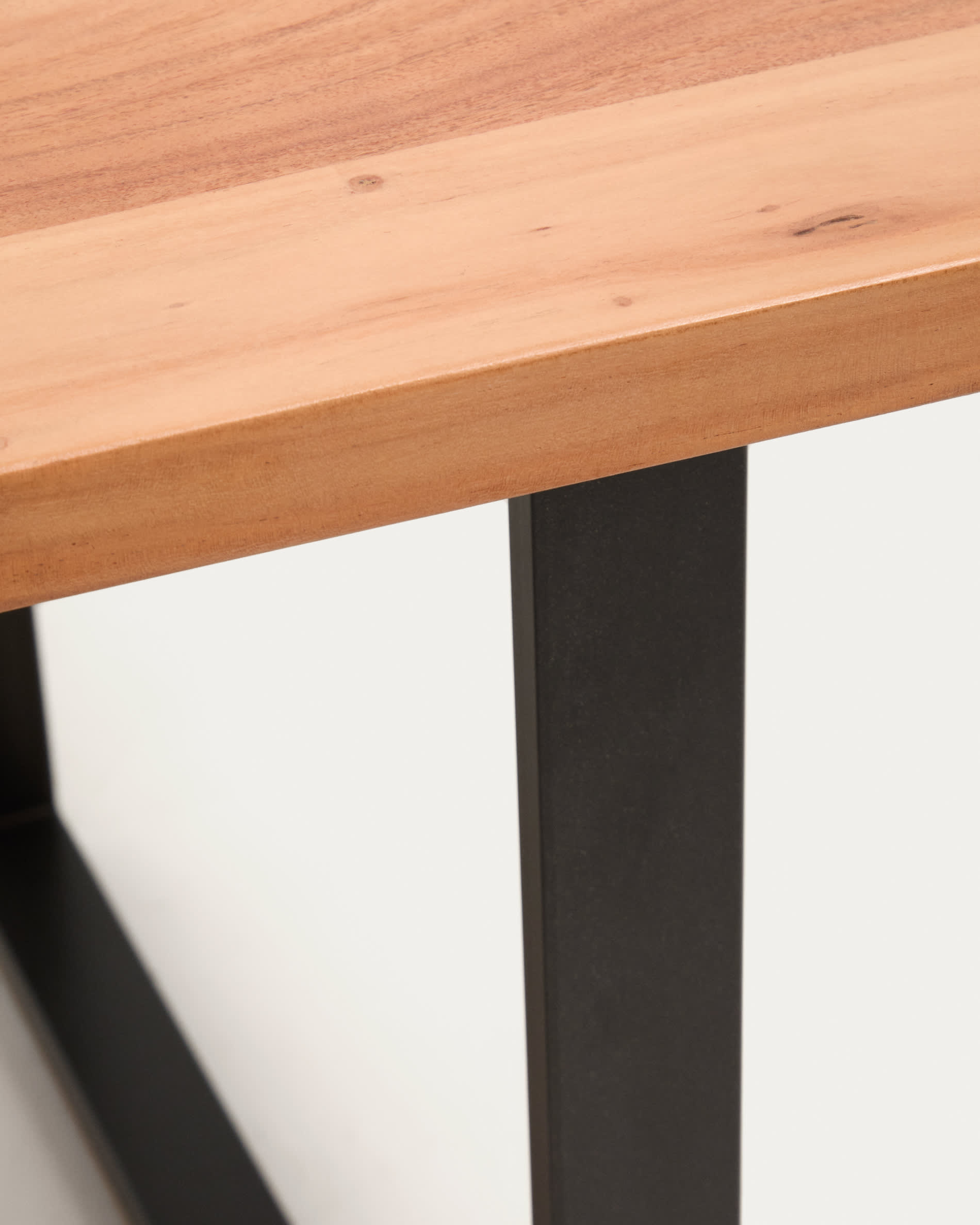 Uxue table in solid acacia wood with black steel legs 160 x 90 cm