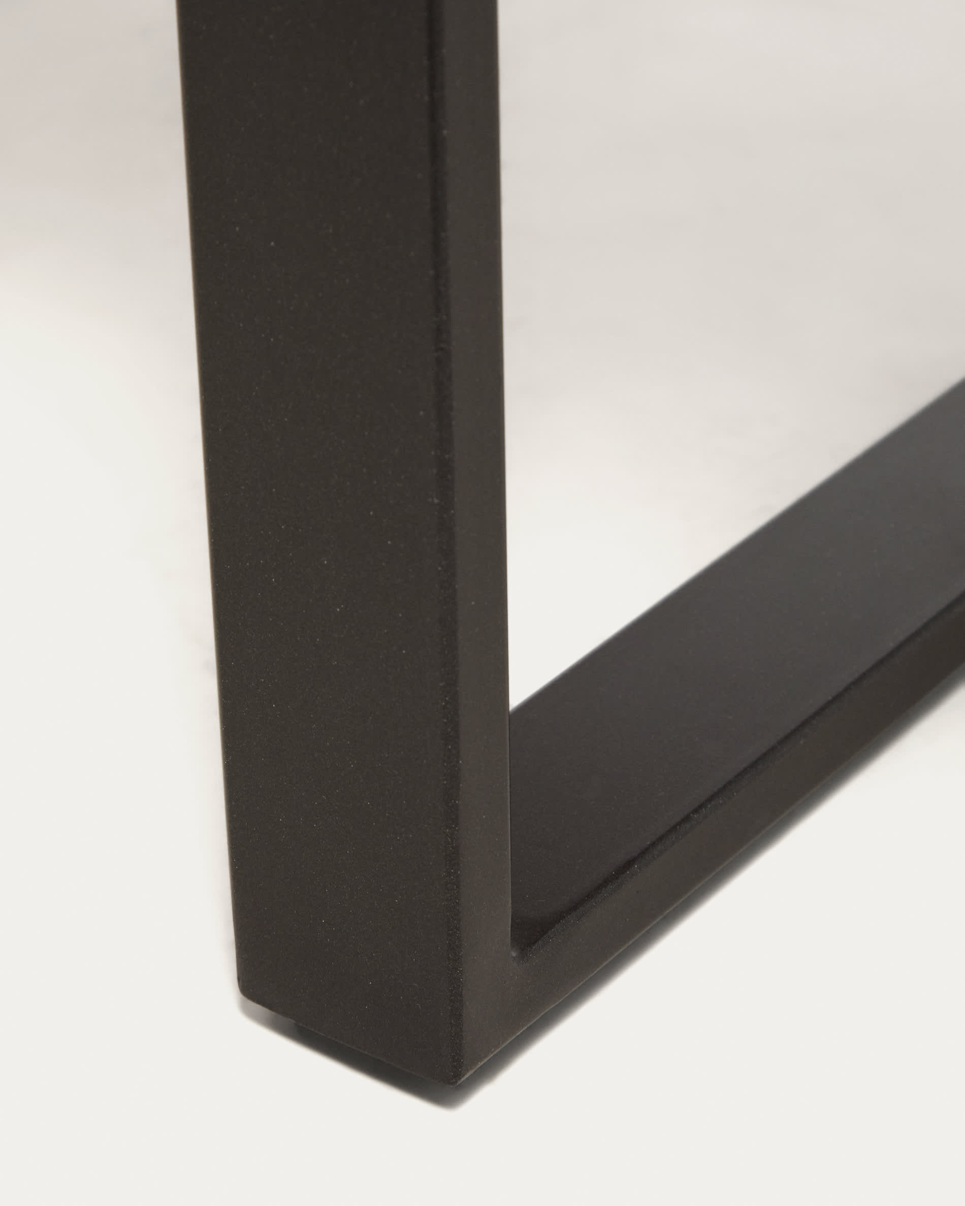 Uxue table in solid acacia wood with black steel legs 180 x 90 cm