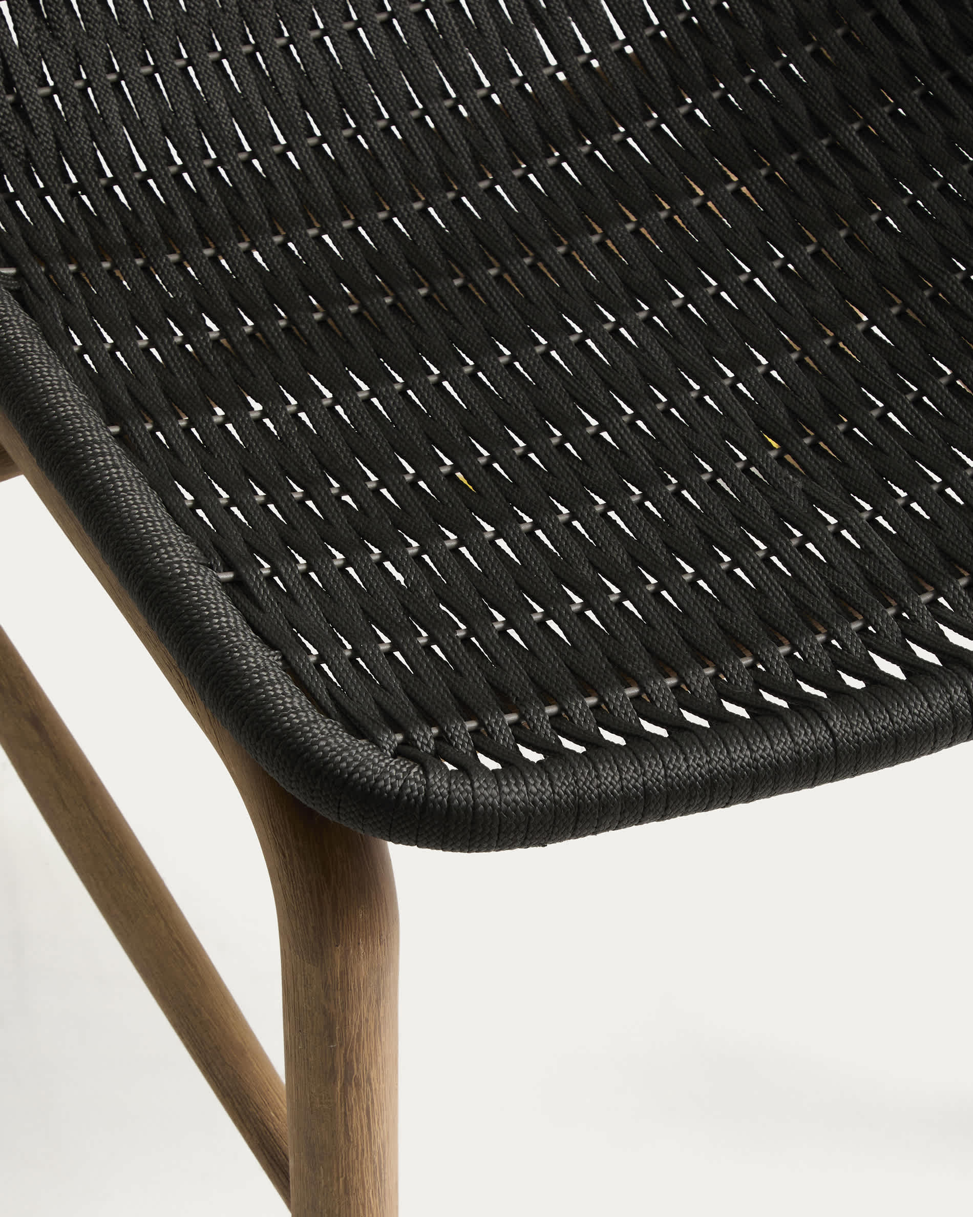Set with Sori table in solid acacia wood and 6 Alipa chairs in graphite solid acacia wood and rope cord 200 x 100cm FSC 100%