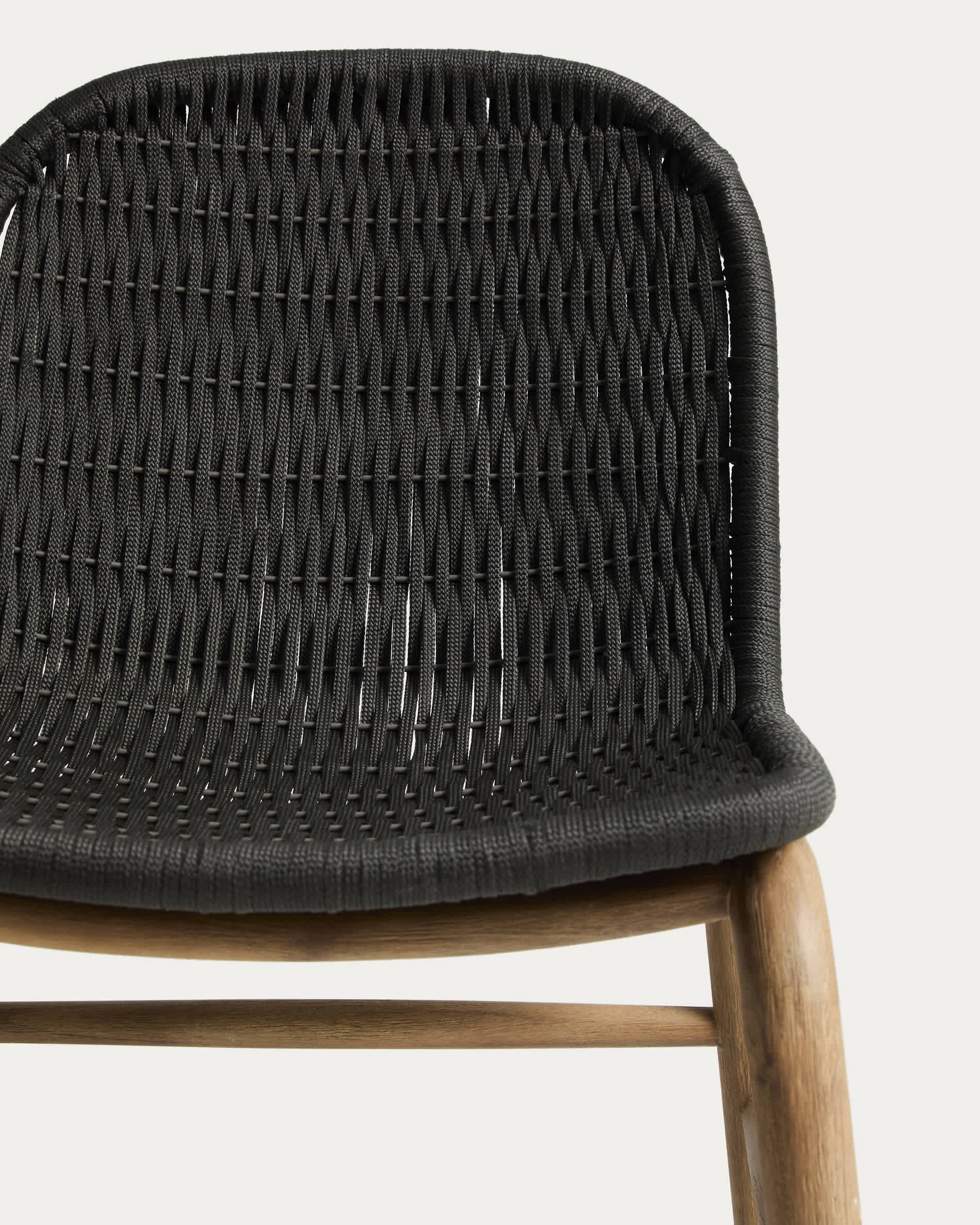 Set with Sori table in solid acacia wood and 6 Alipa chairs in graphite solid acacia wood and rope cord 200 x 100cm FSC 100%