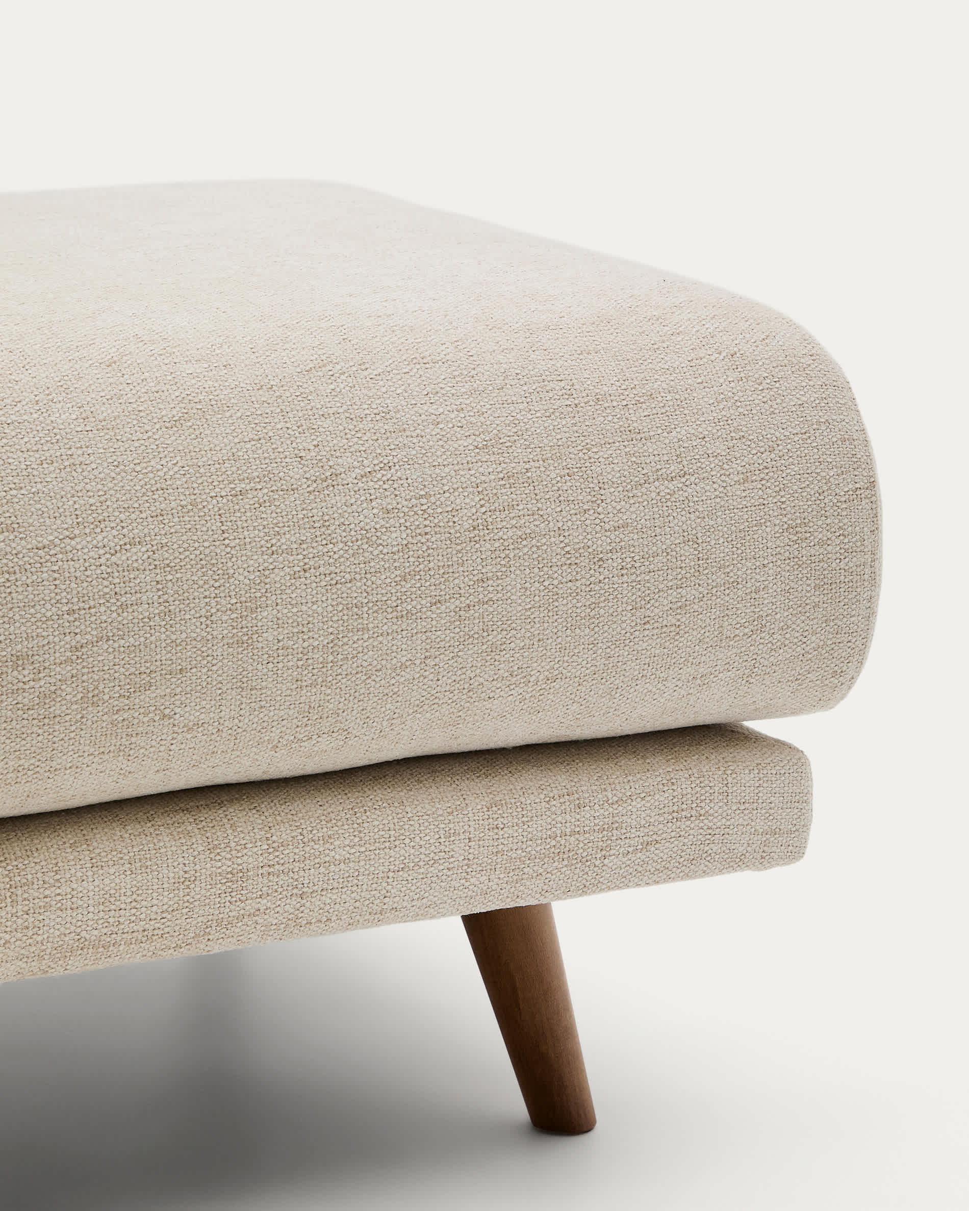 Karin footrest in beige chenille with solid beech wood legs in walnut-tone finish 90 x 70 cm