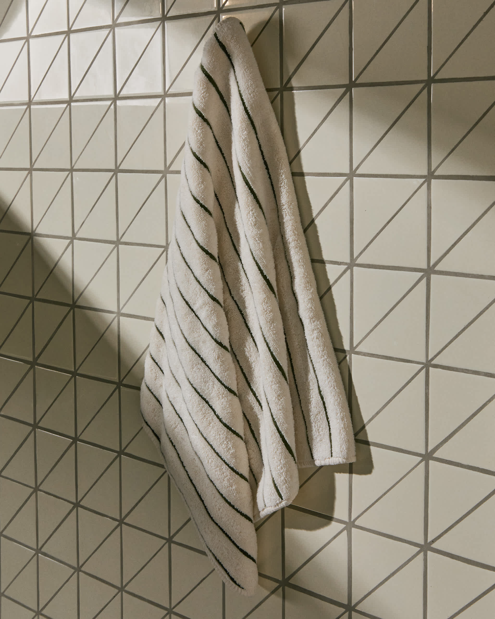 Dorane 100% cotton hand towel with green stripes 50 x 90cm
