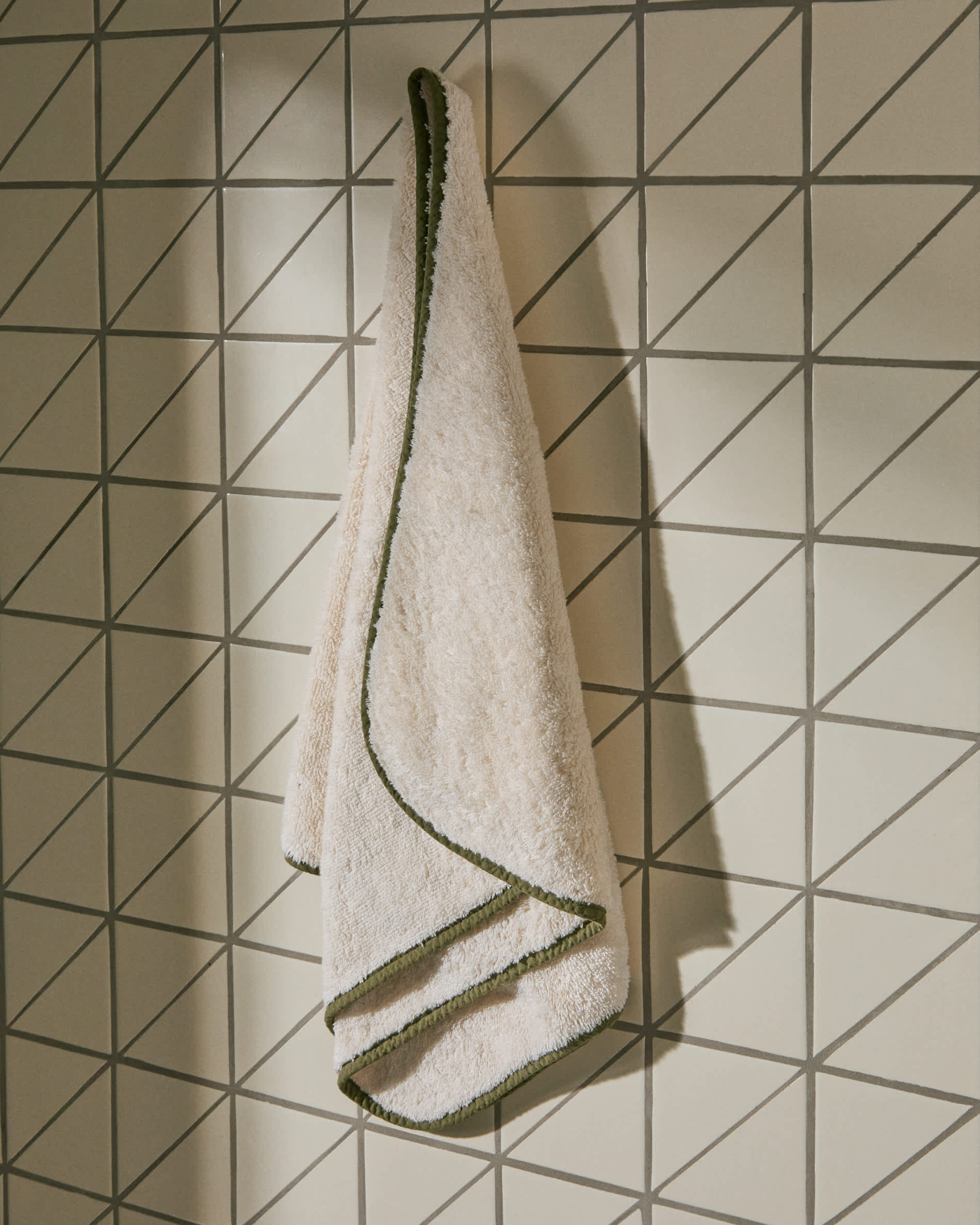 Sedora 100% cotton hand towel with green contrast detail 50 x 90cm