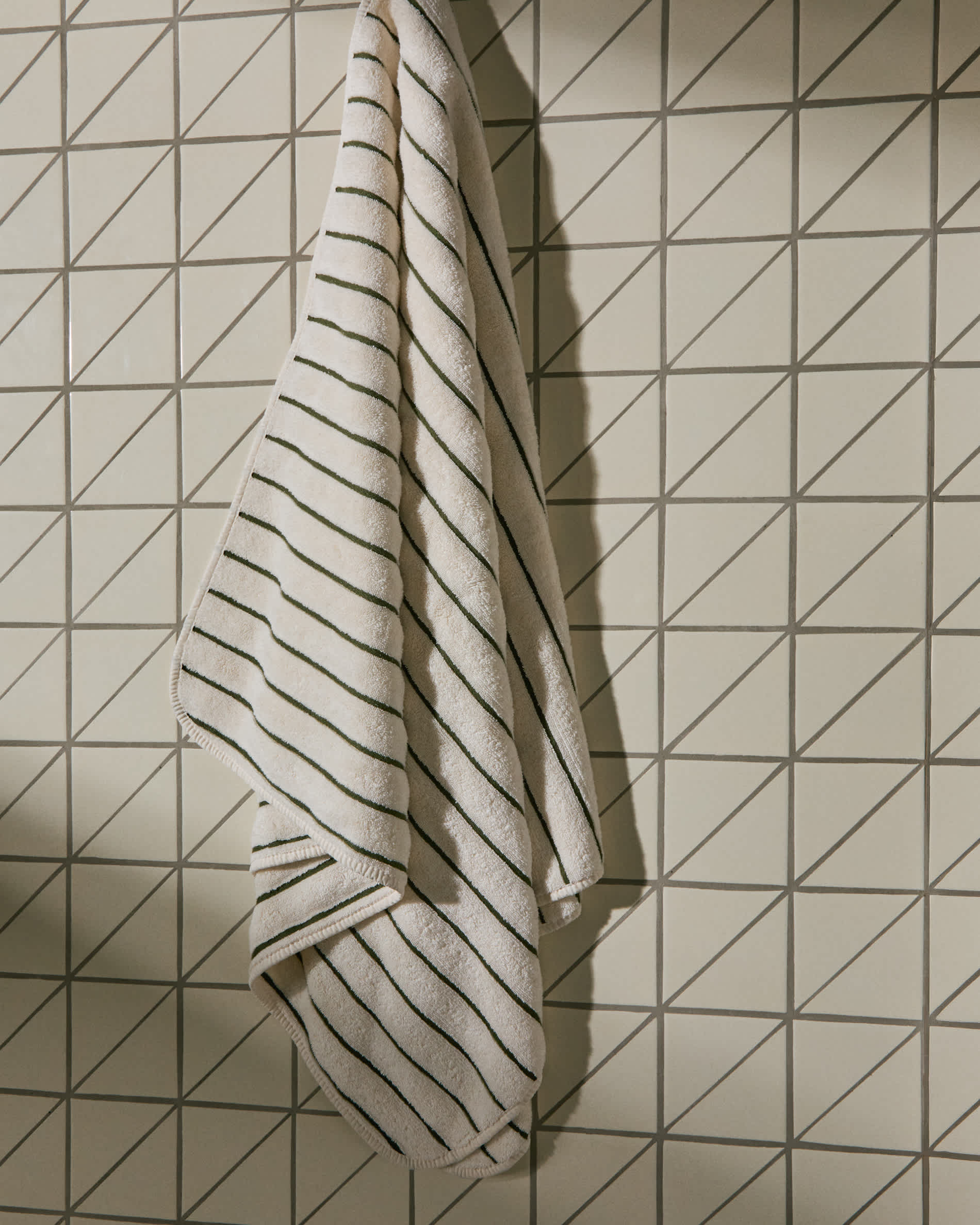 Dorane 100% cotton bath towel with green stripes 70 x 140cm