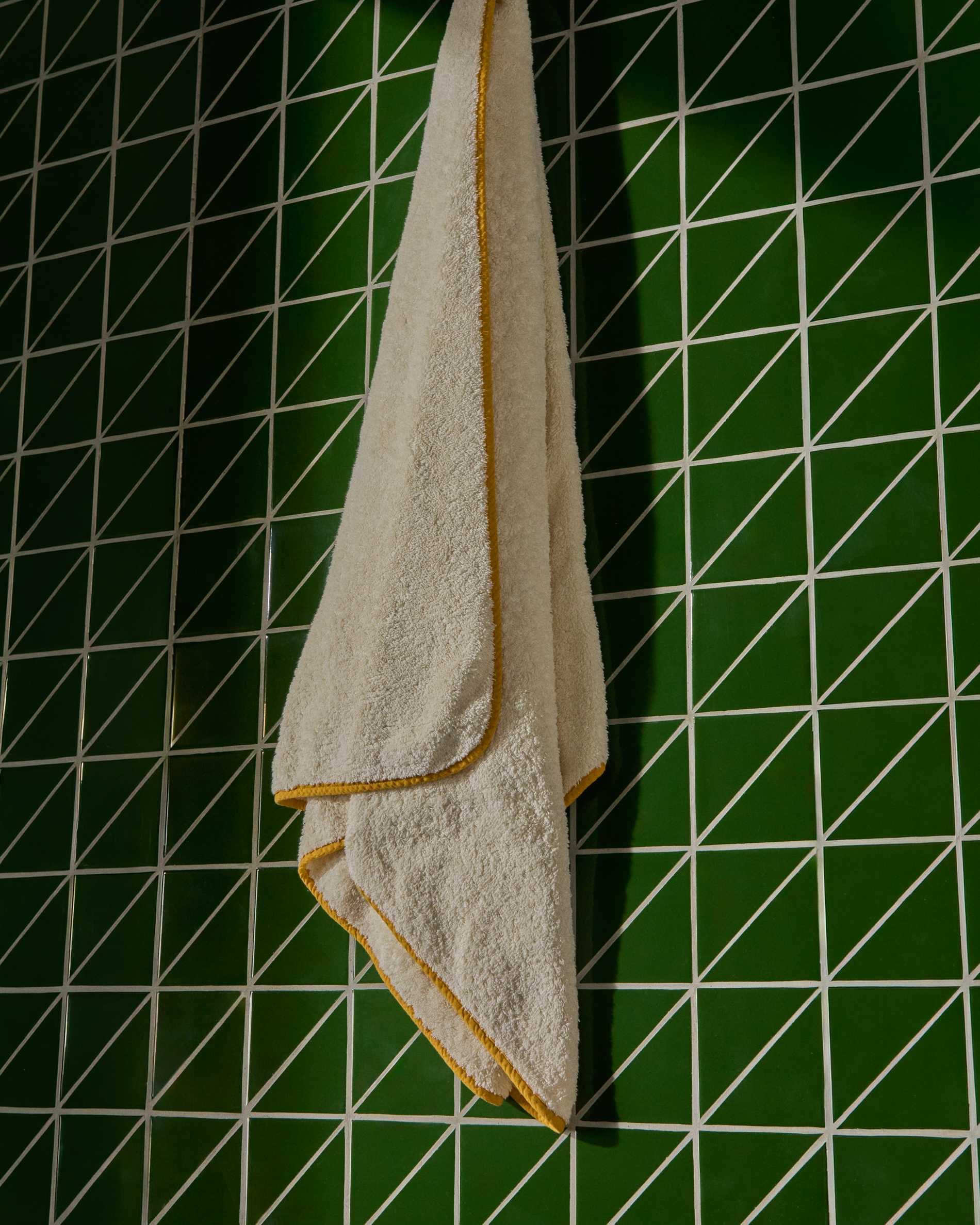 Sedora 100% cotton bath towel with yellow contrast detail 70 x 140cm