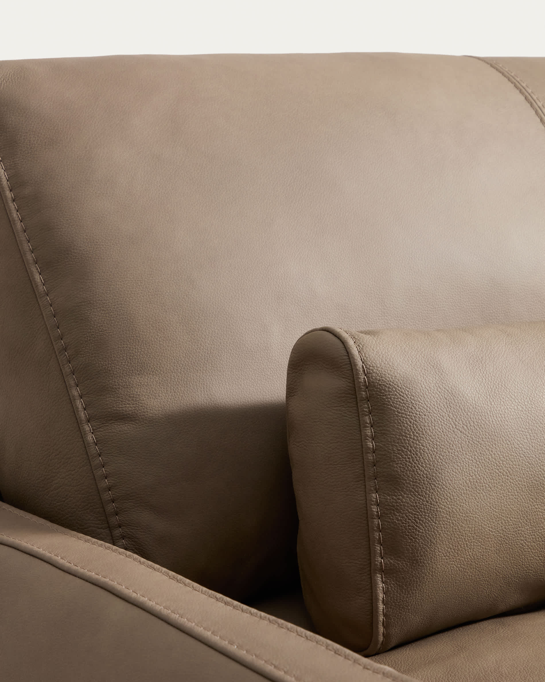 Veliro brown leather 2-seater sofa with steel legs in black finish 210cm FSC Mix Credit