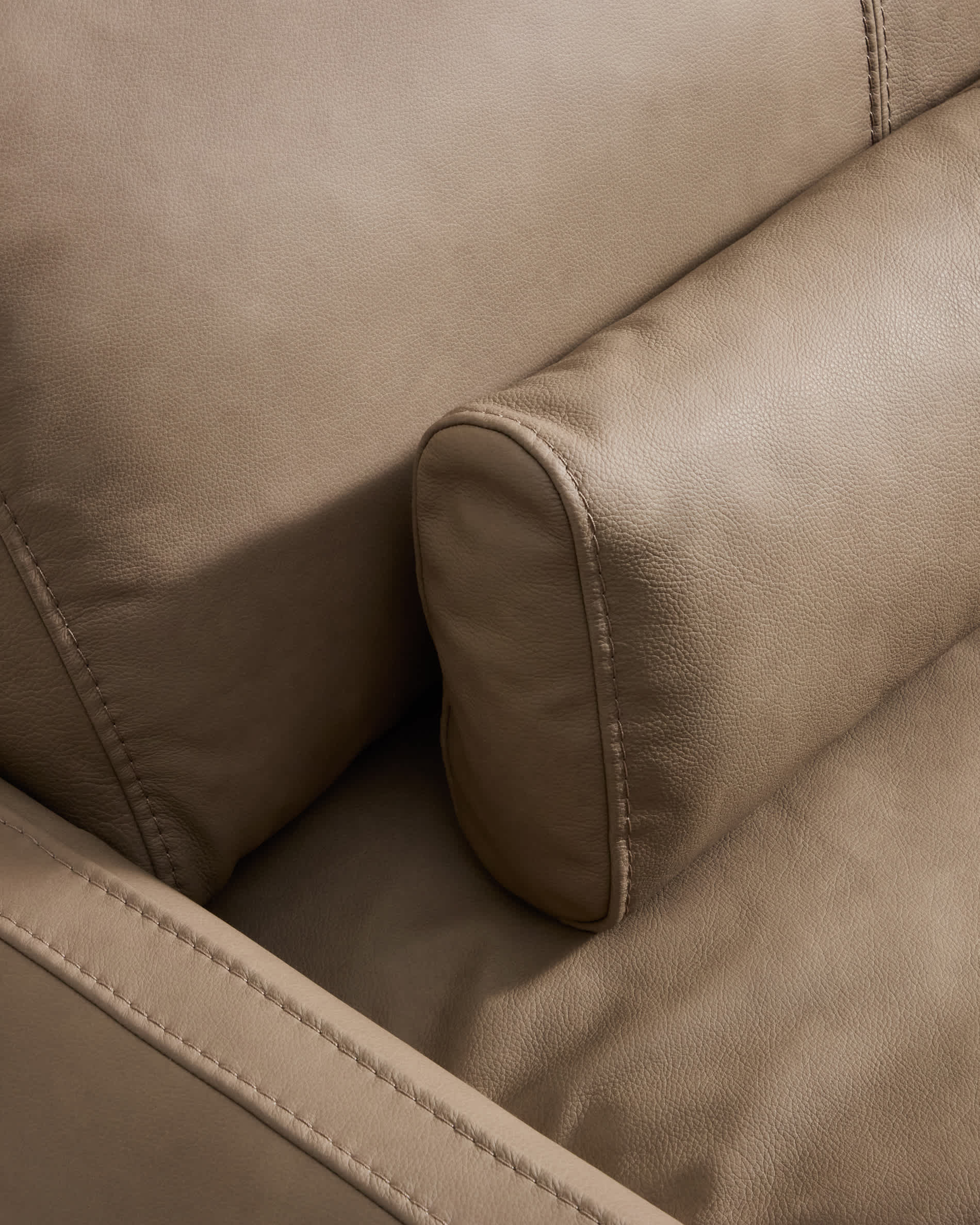 Veliro brown leather 2-seater sofa with steel legs in black finish 210cm FSC Mix Credit