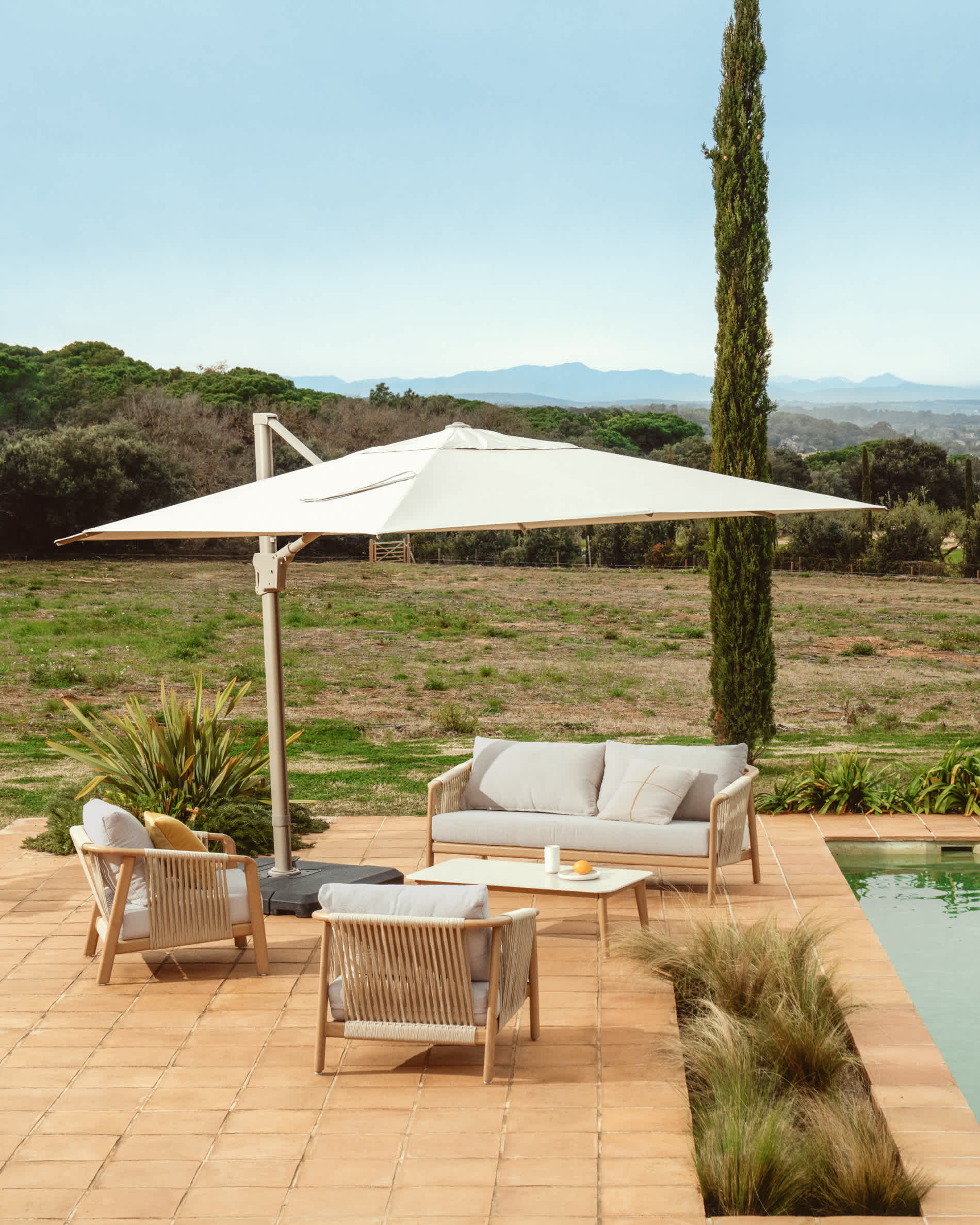 Noli beige cantilever parasol with taupe aluminium structure 300 x 420cm