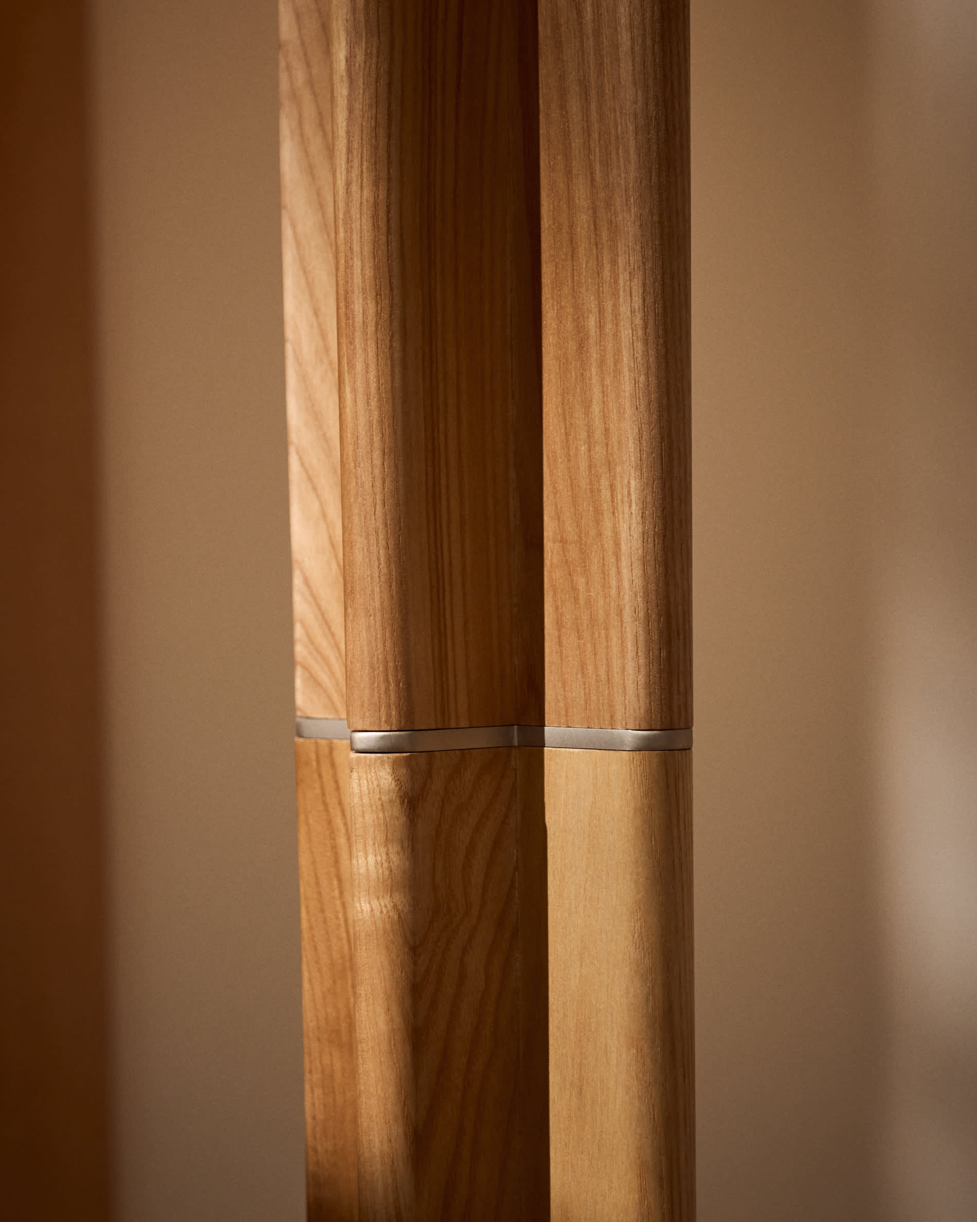 Niani floor lamp in rubber wood with natural finish and ivory-coloured cotton lamp shade