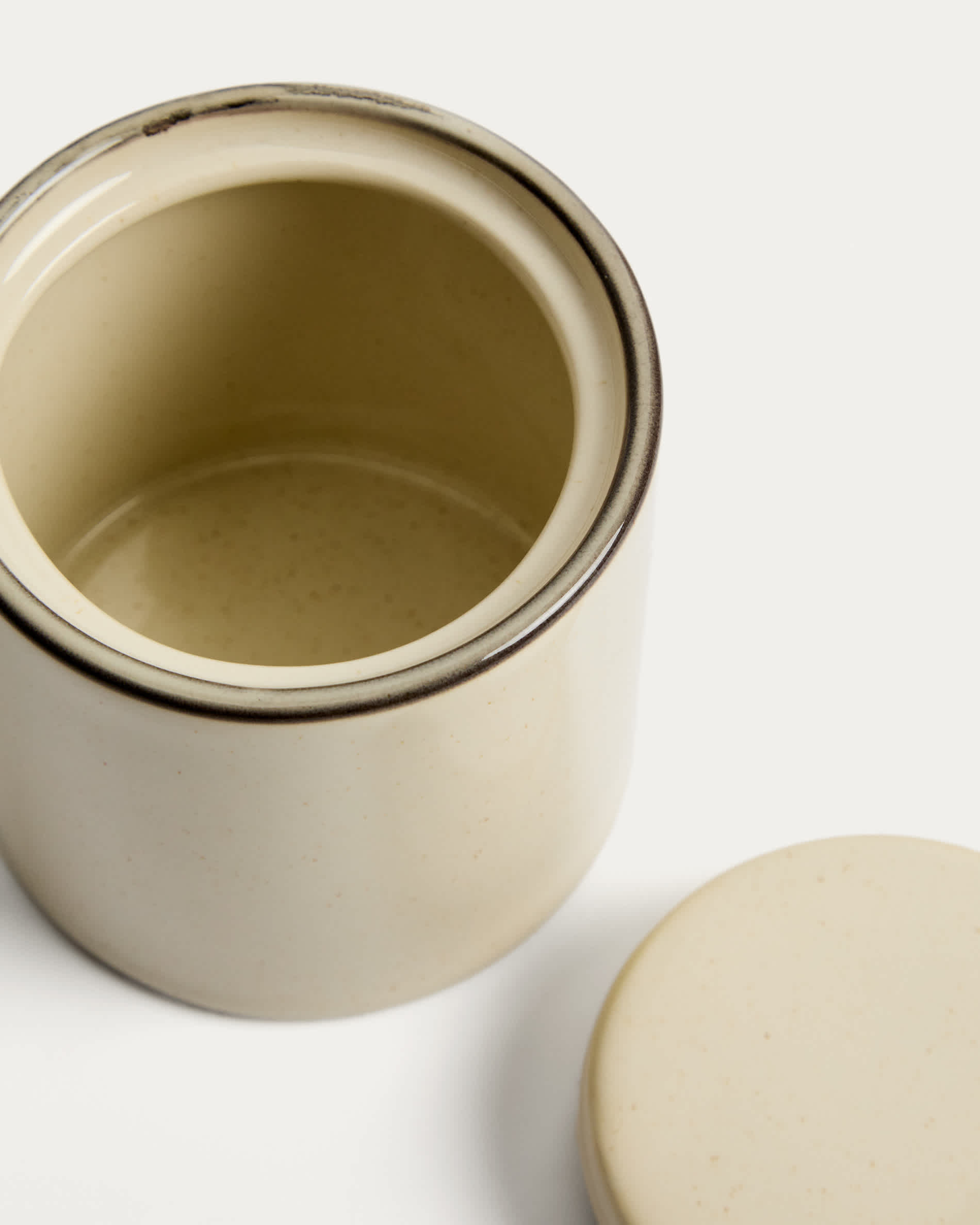 Noris ecru enamelled stoneware pot