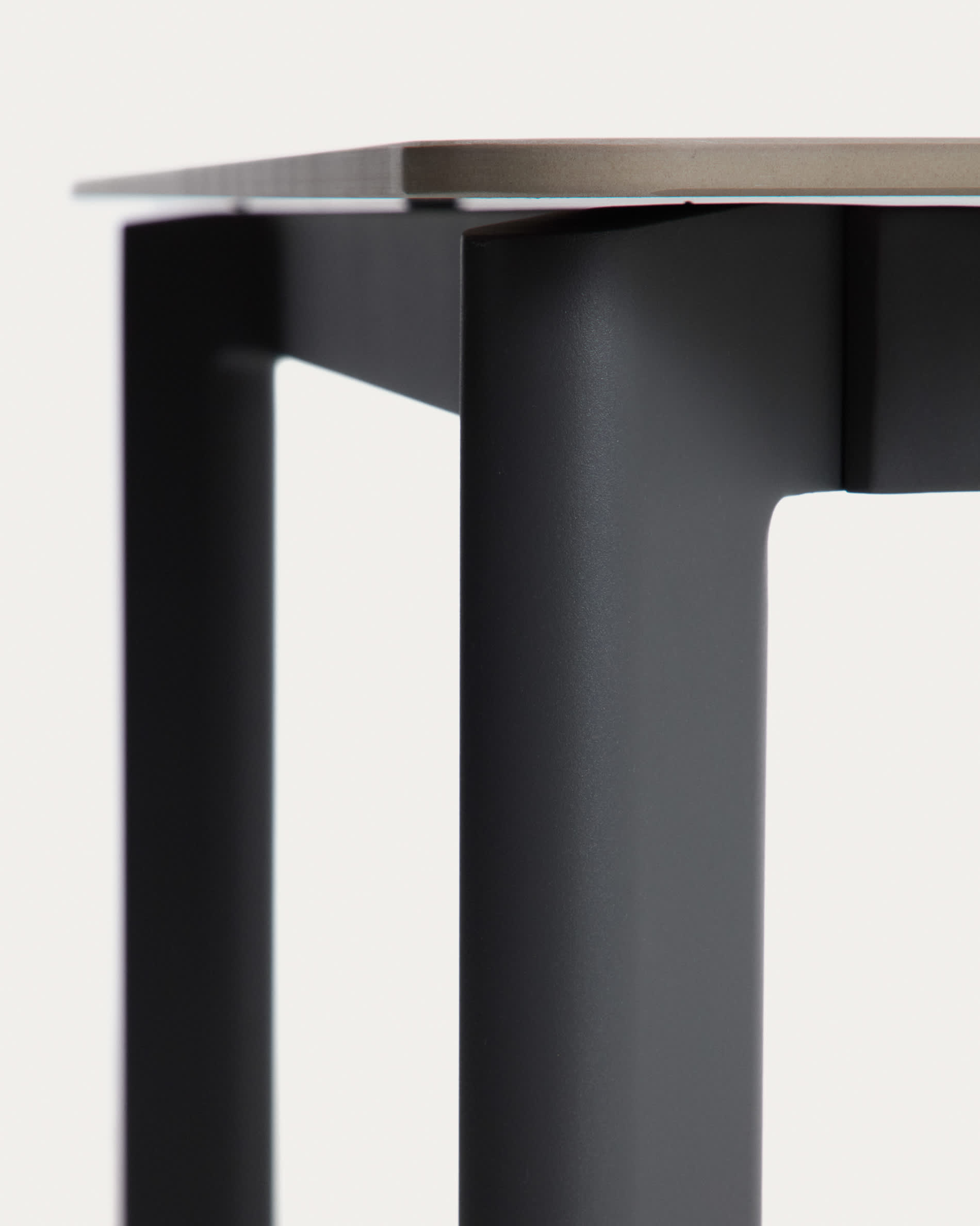 Anafi table set in sintered stone and graphite aluminium with 4 Livadia chairs in graphite aluminium 180 x 90cm