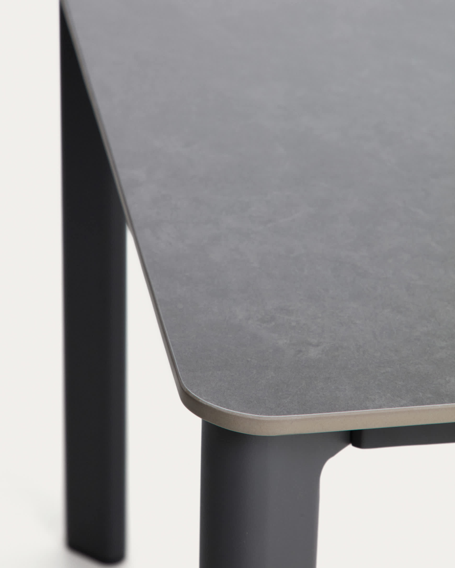 Anafi table set in sintered stone and graphite aluminium with 4 Livadia chairs in graphite aluminium 180 x 90cm