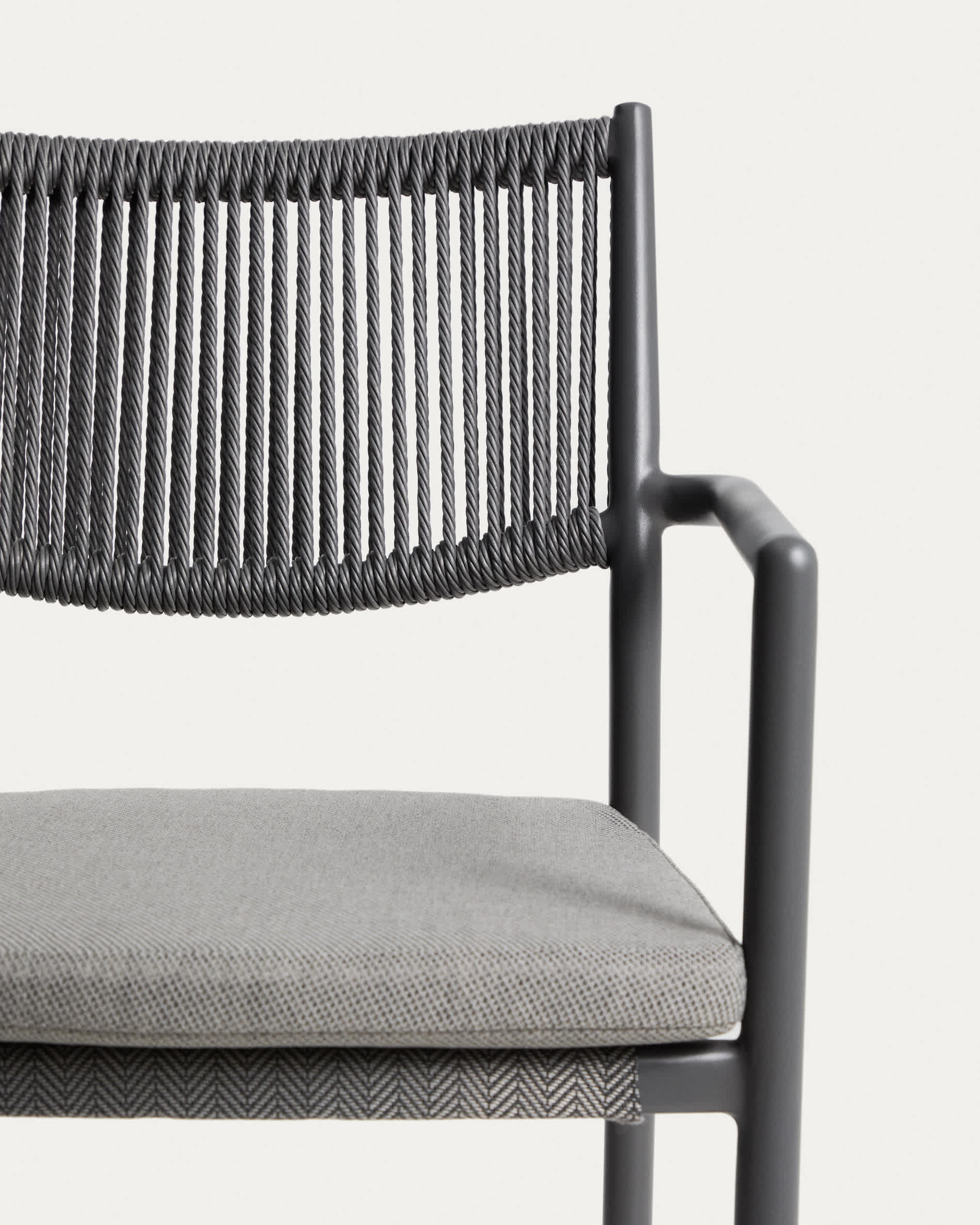 Izola extendable table set in graphite aluminium with 4 Argasi chairs in graphite aluminium and dark grey synthetic rope cord 185 (235) x 100cm