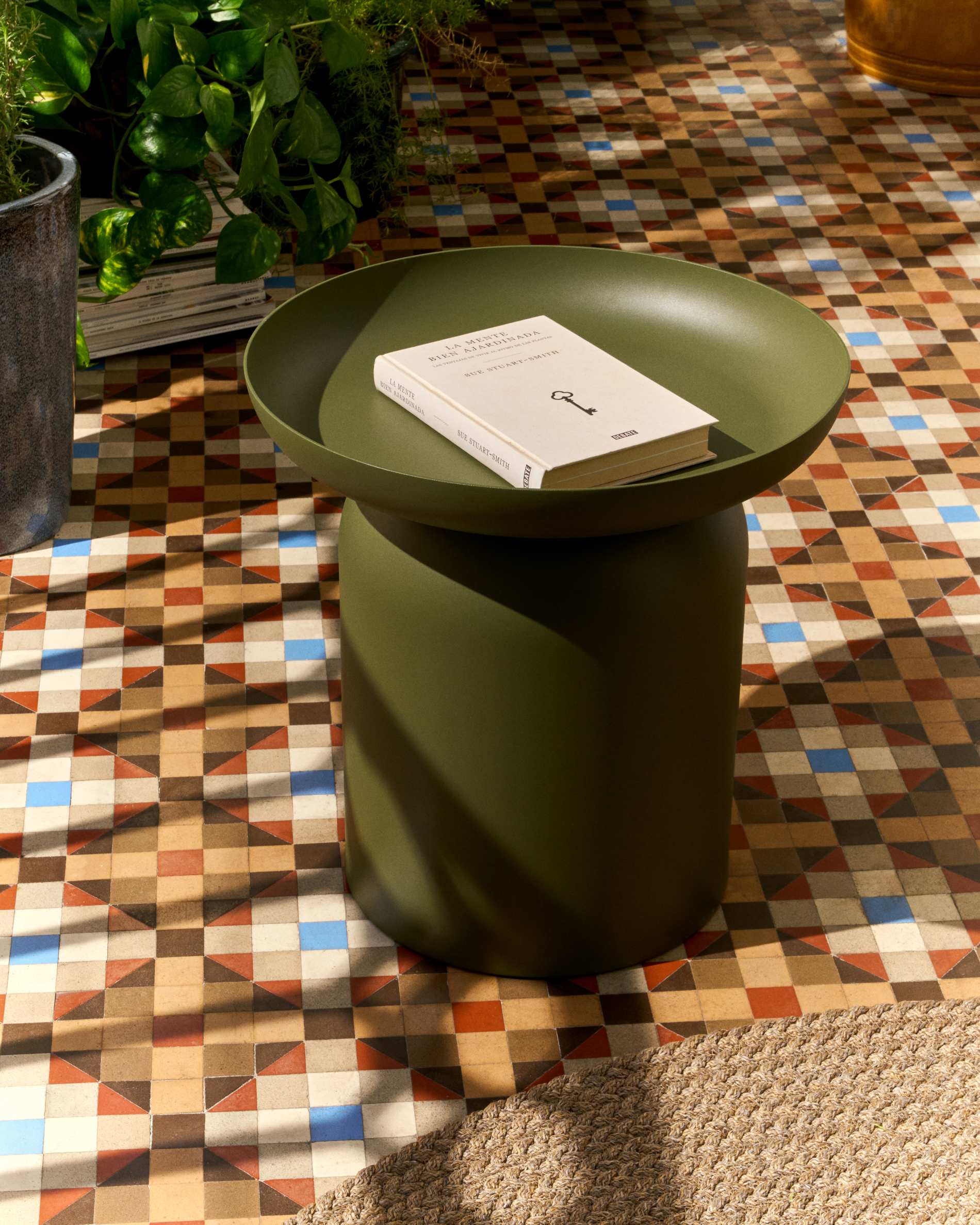 Arcola side table in green aluminium Ø45cm