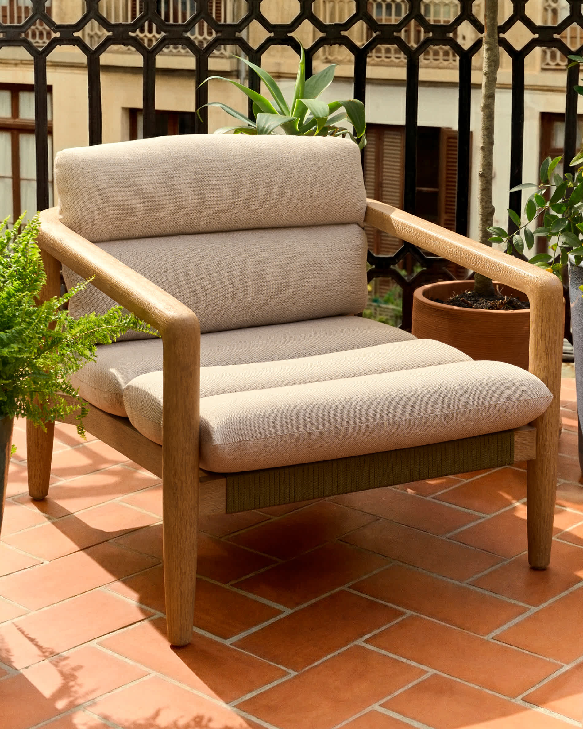 Set of 2 Menfi armchairs in acacia wood and green rope with Dandara coffee table in steel, rope and acacia wood FSC 100% Ø60 cm