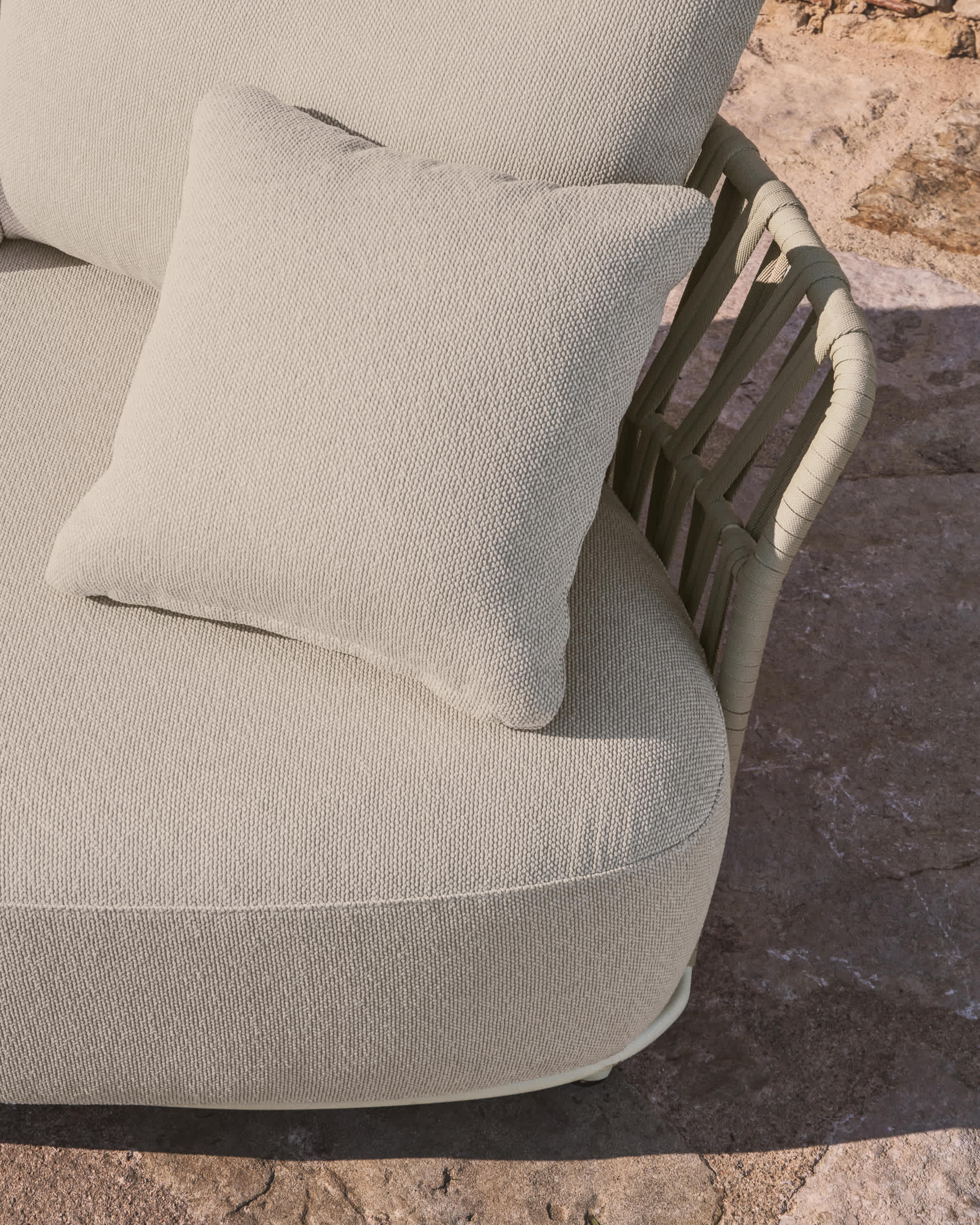 Osani 2-seater sofa in ecru aluminium and taupe rope 170 cm