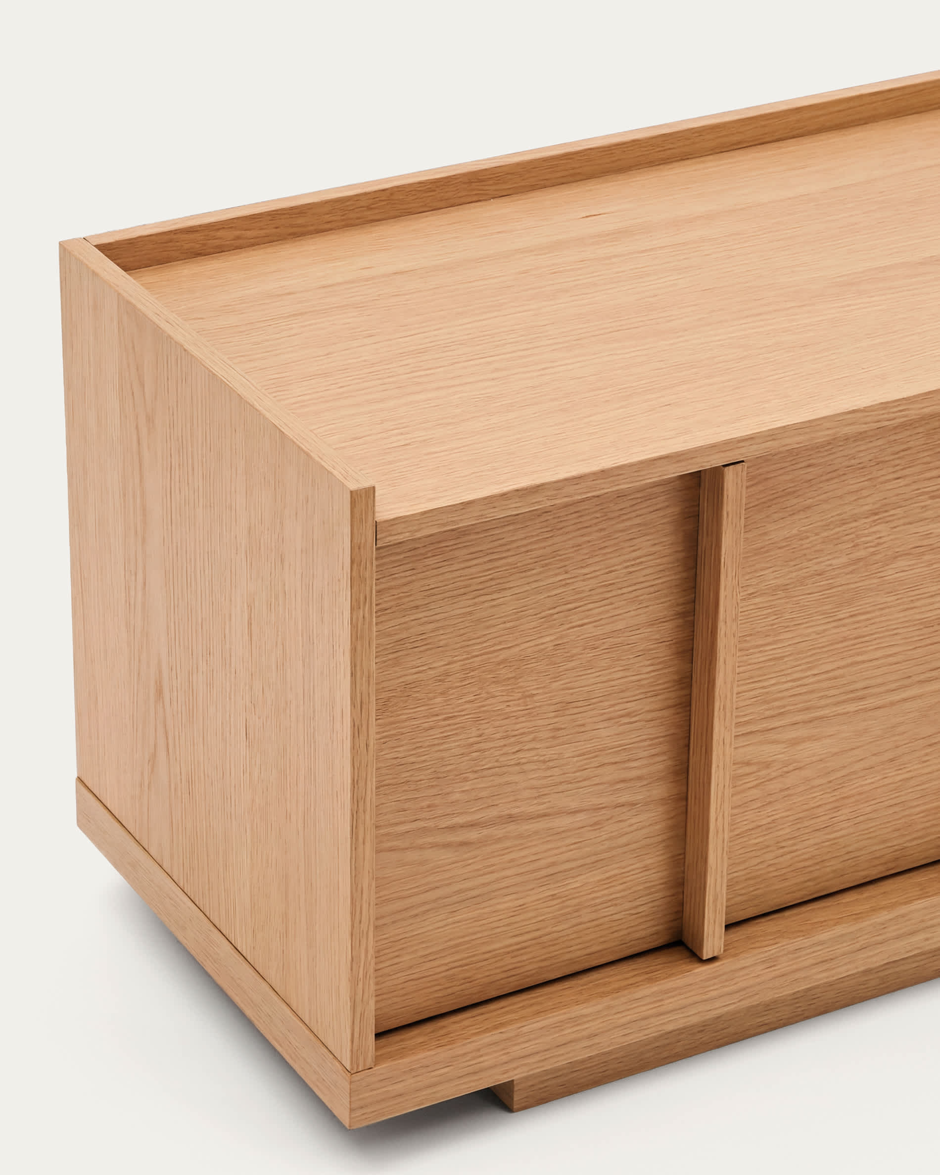 Onix TV stand with an oak veneer in a natural tone finish, 200 x 45 cm FSC Mix Credit