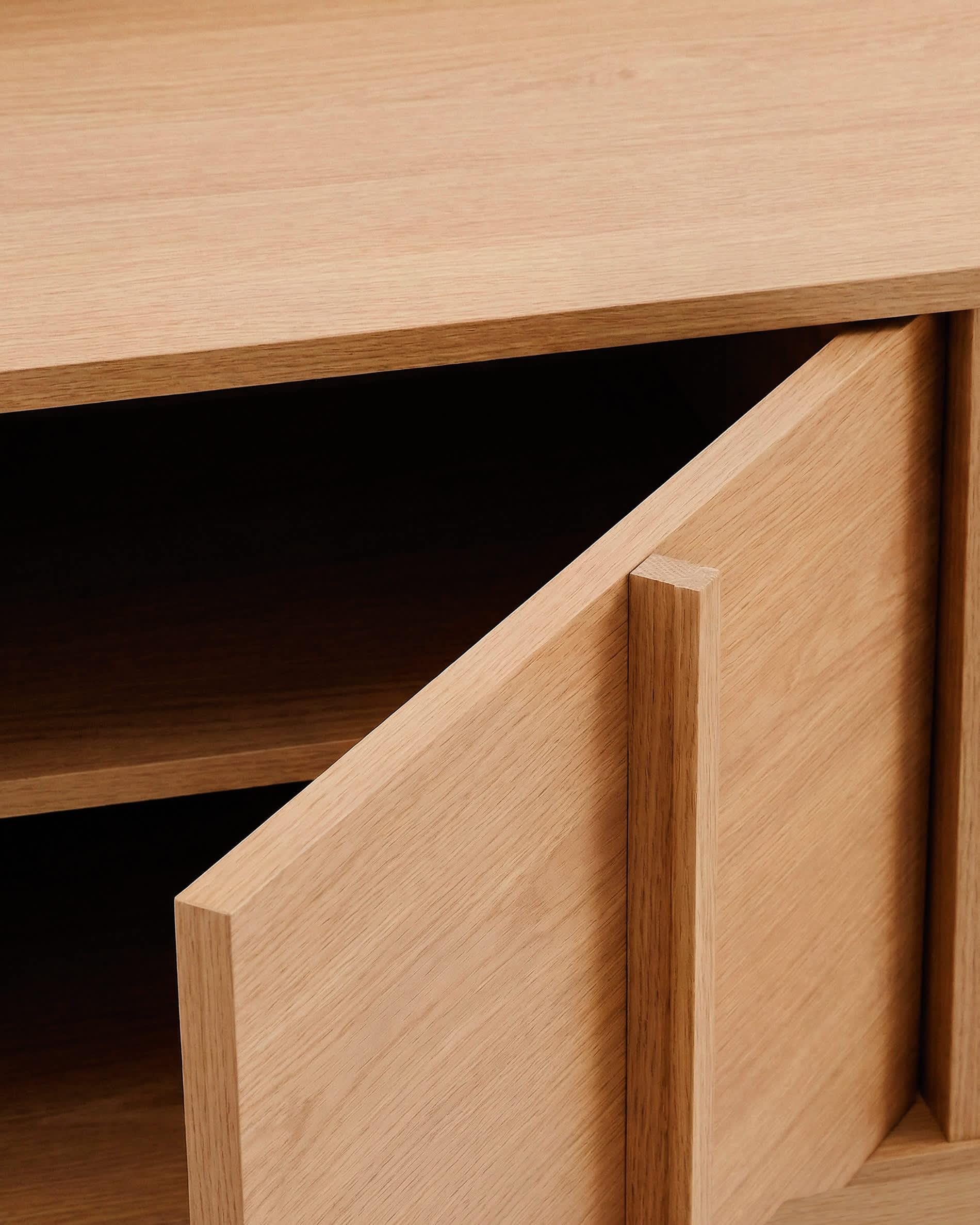 Onix TV stand with an oak veneer in a natural tone finish, 200 x 45 cm FSC Mix Credit
