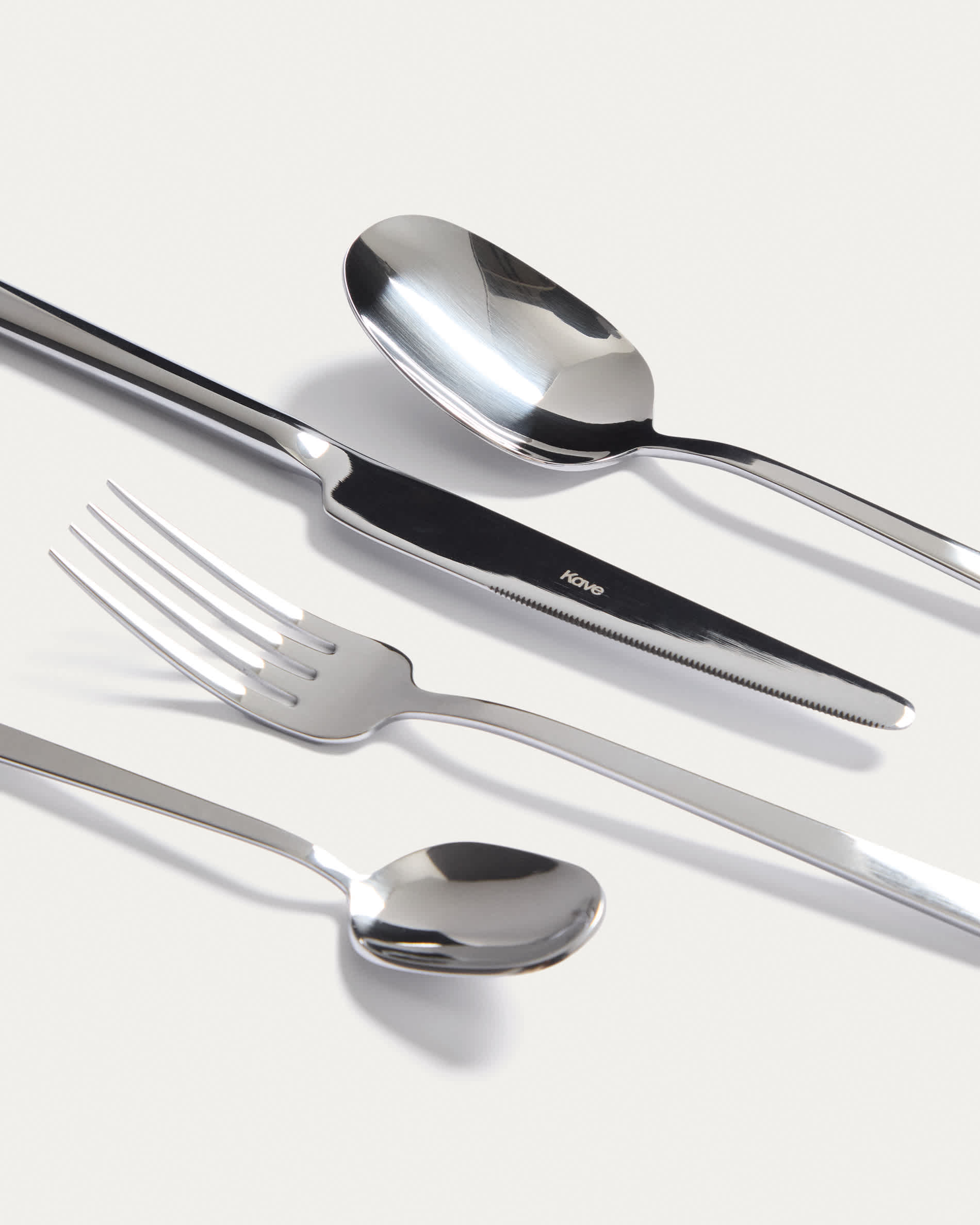 Dilora 16-piece stainless steel cutlery set with a glossy finish