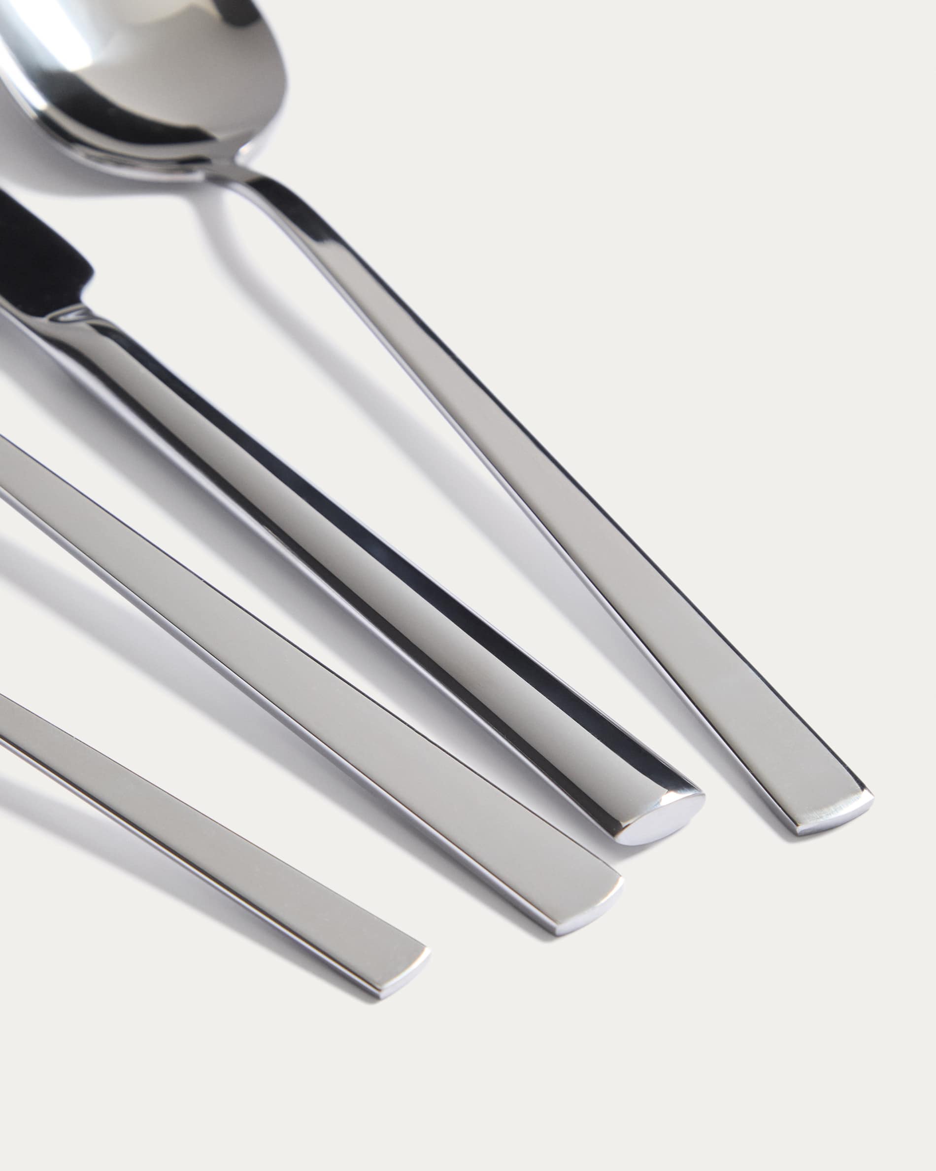 Dilora 16-piece stainless steel cutlery set with a glossy finish