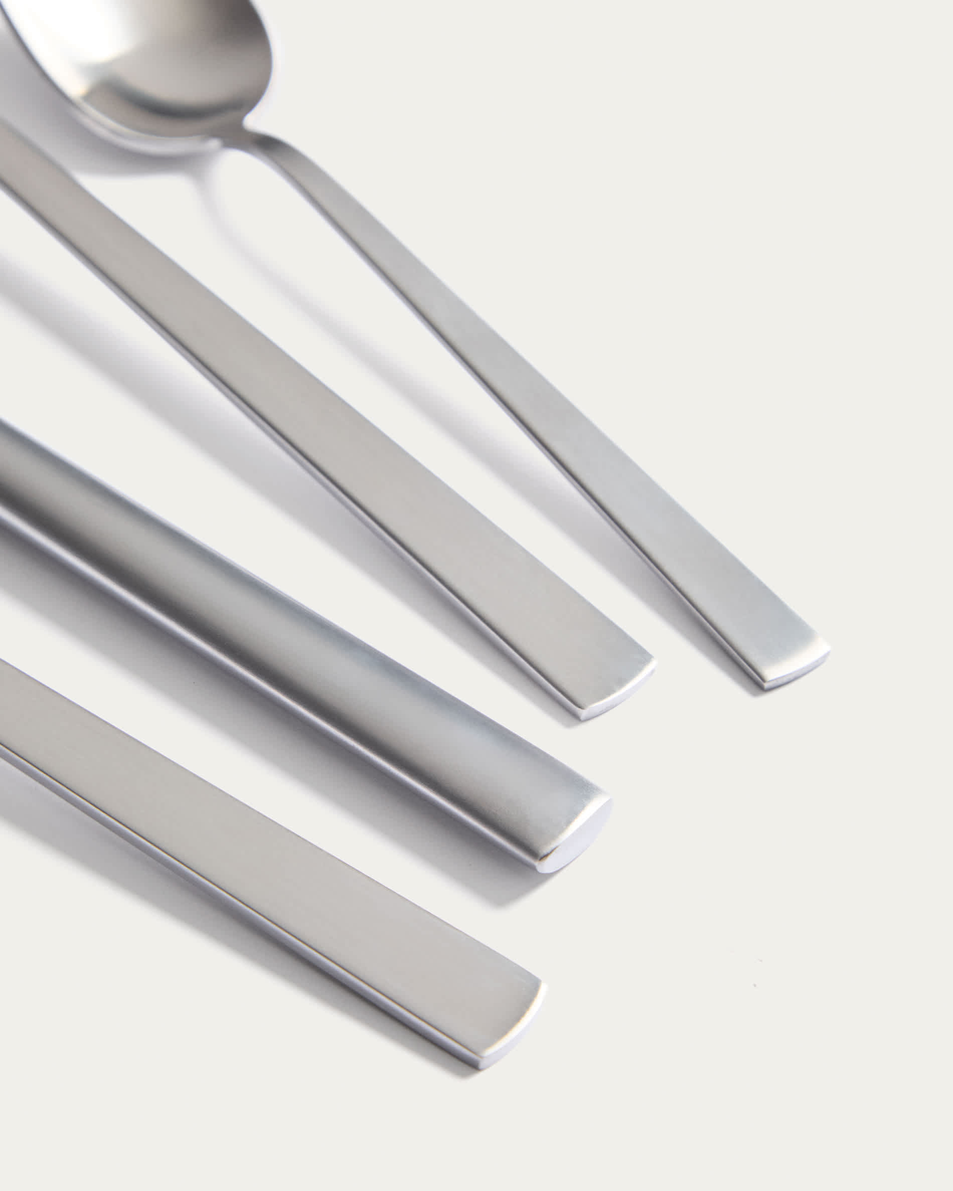 Dilora 16-piece stainless steel cutlery set with a matte finish