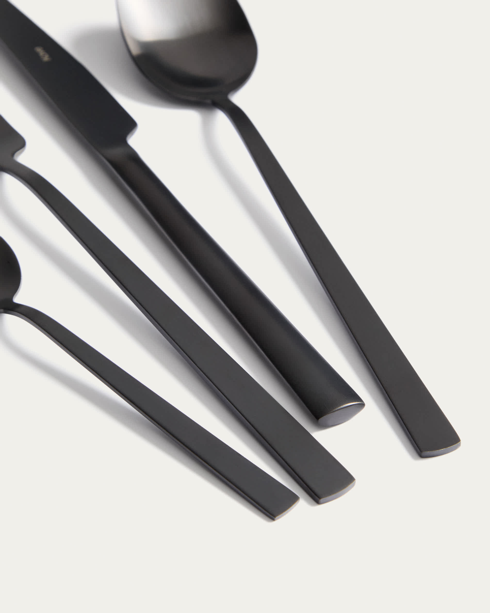 Dilora 16-piece stainless steel cutlery set with a matte black finish