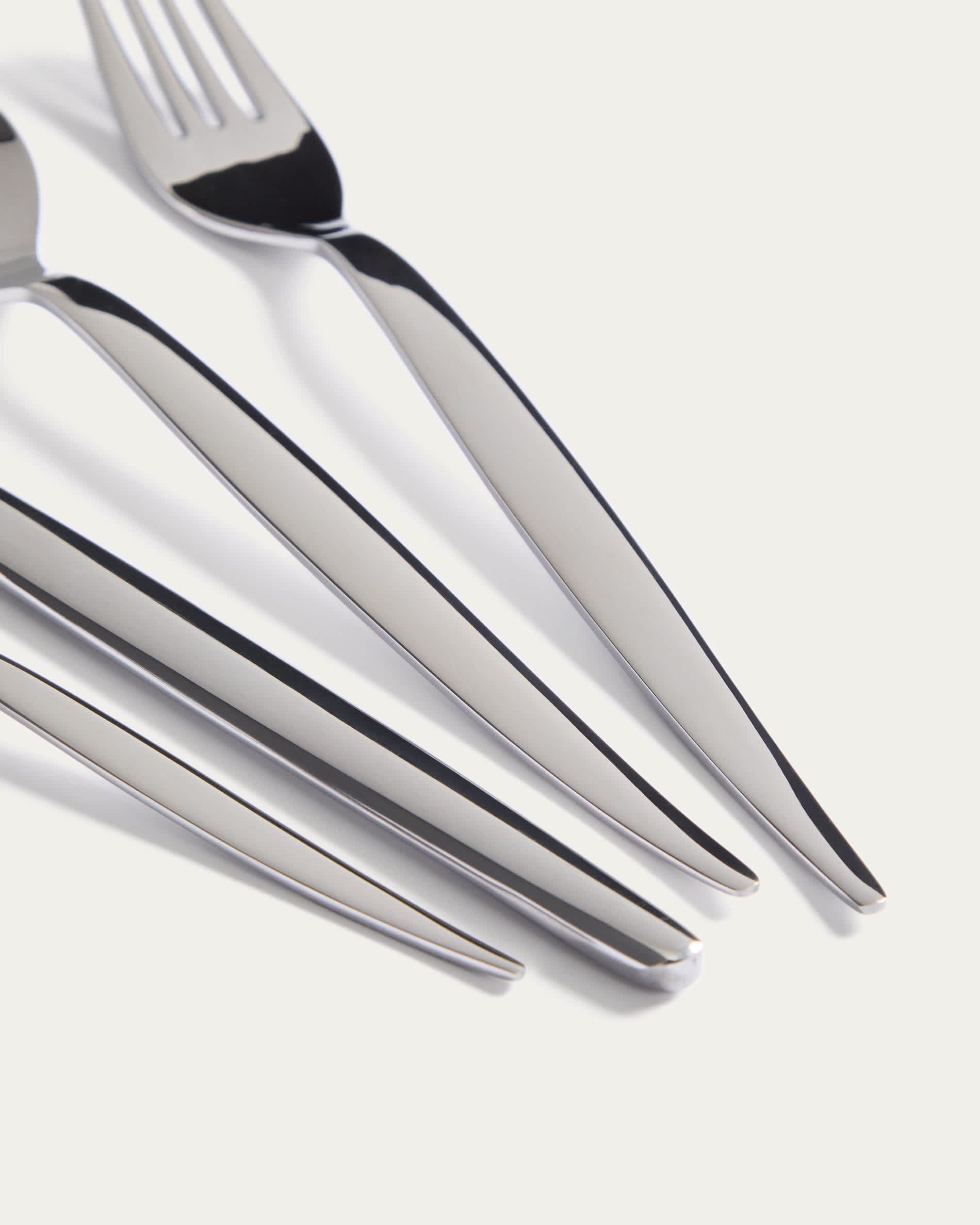 Selua 16-piece stainless steel cutlery set with a glossy finish