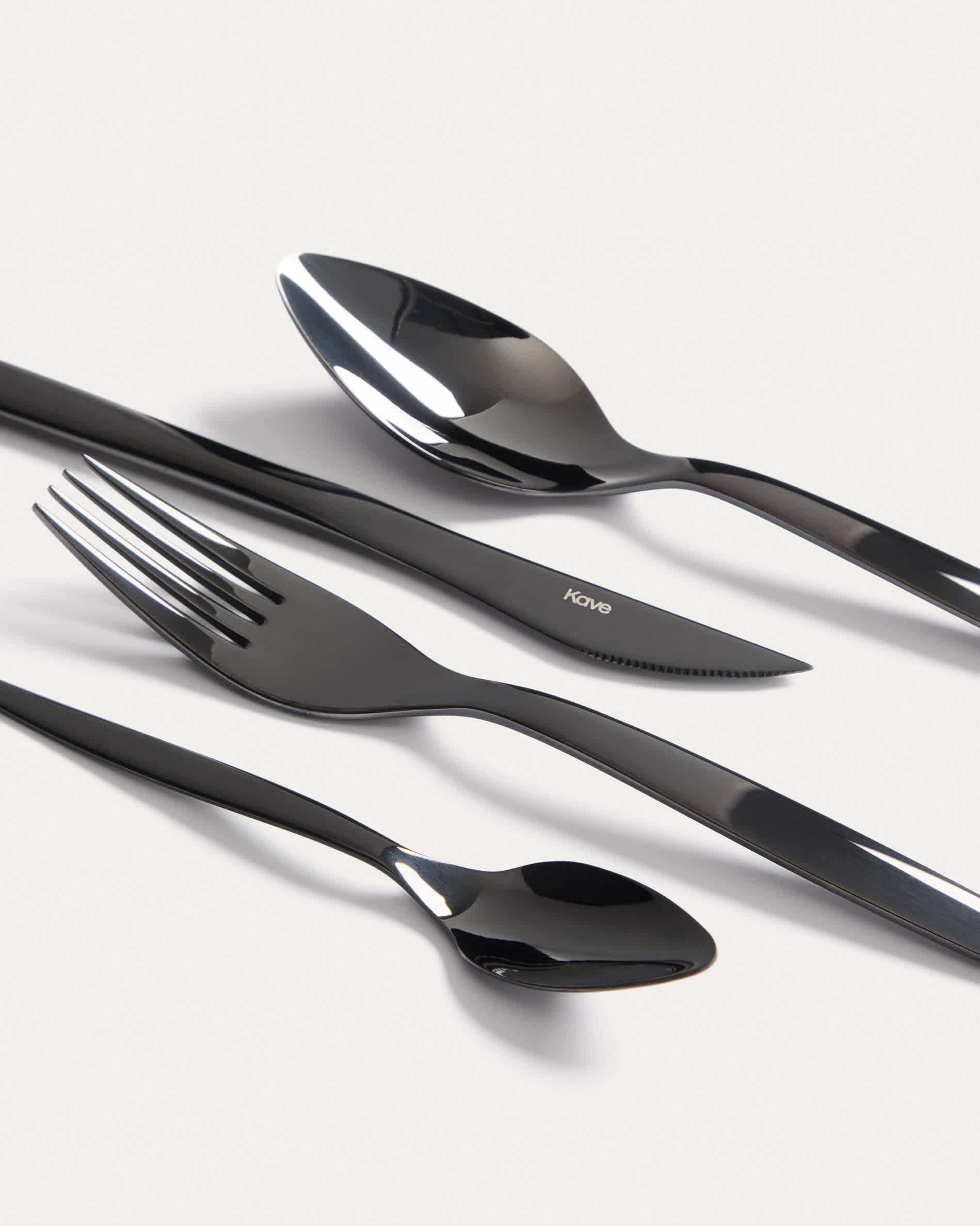 Selua 16-piece stainless steel cutlery set with a glossy black finish