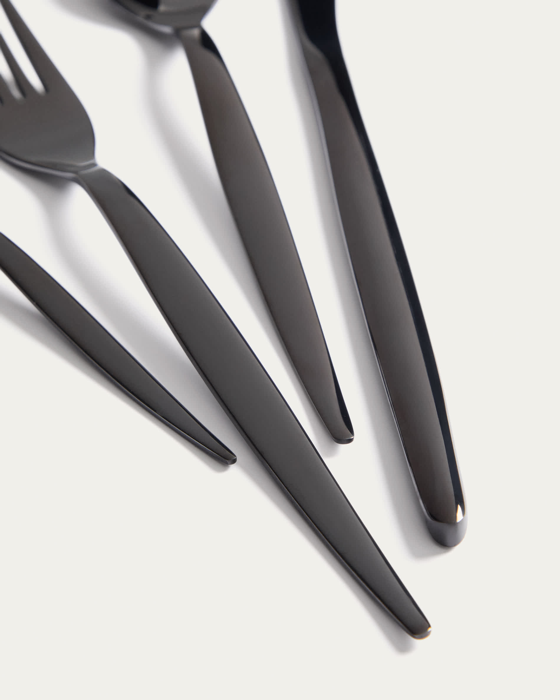 Selua 16-piece stainless steel cutlery set with a glossy black finish