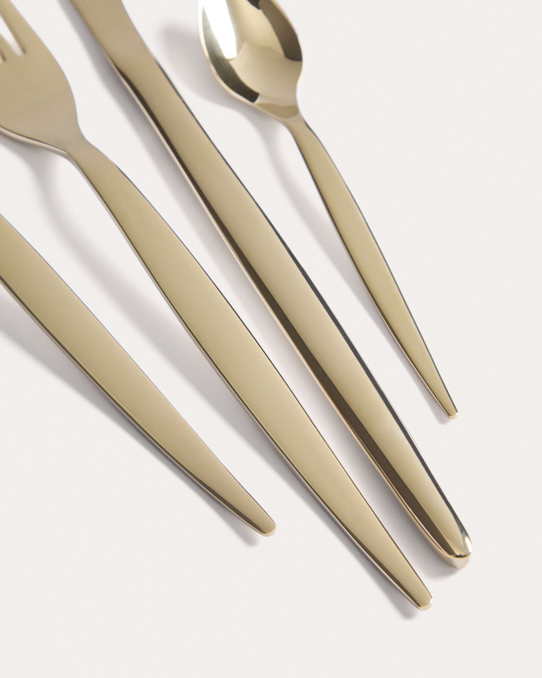 Selua 16-piece stainless steel cutlery set with a glossy gold finish