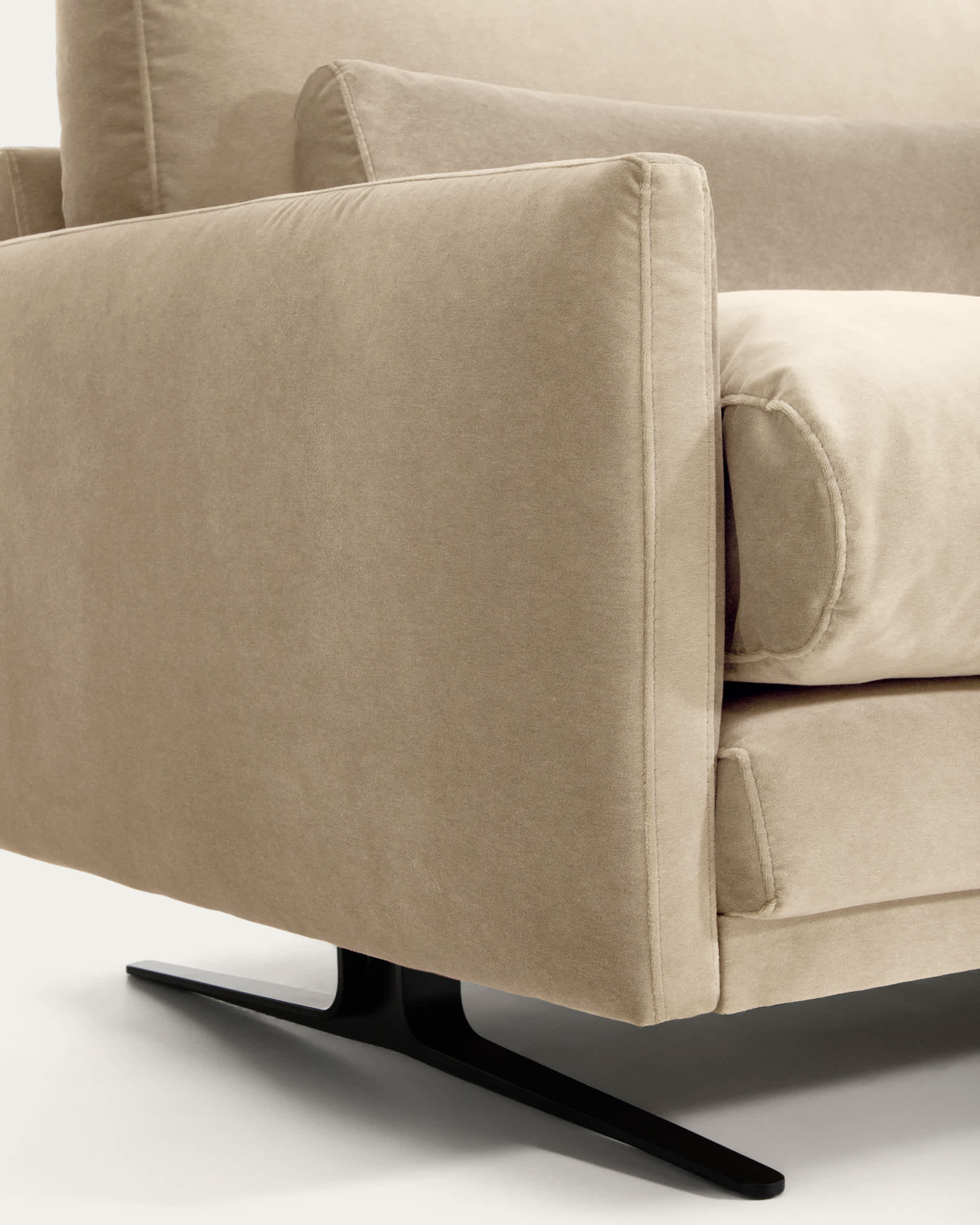 Veliro pearl velvet 2-seater sofa with steel legs in black finish 210cm FSC Mix Credit
