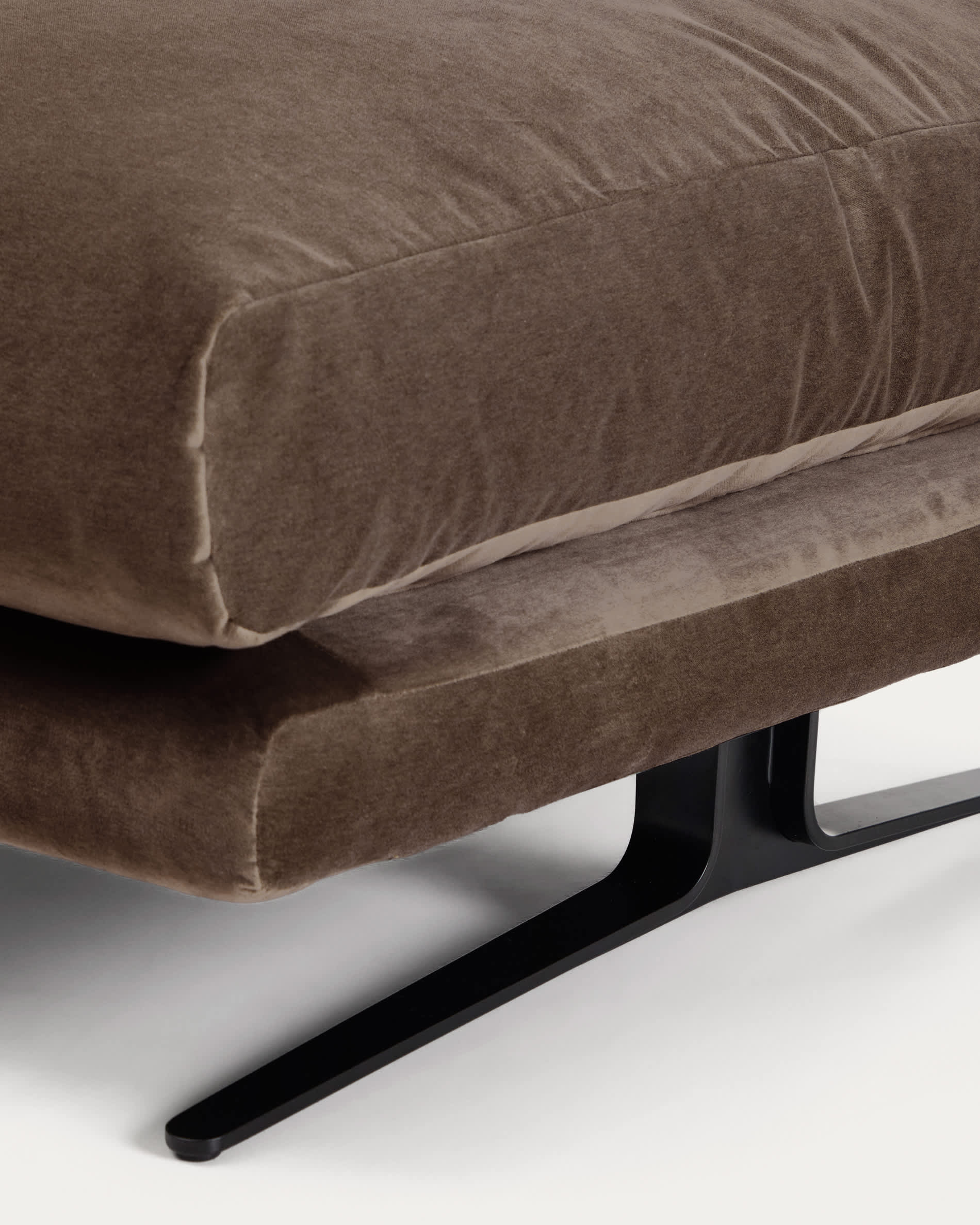 Veliro footrest in chocolate brown velvet with steel legs with black finish 85 x 90 cm FSC Mix Credit