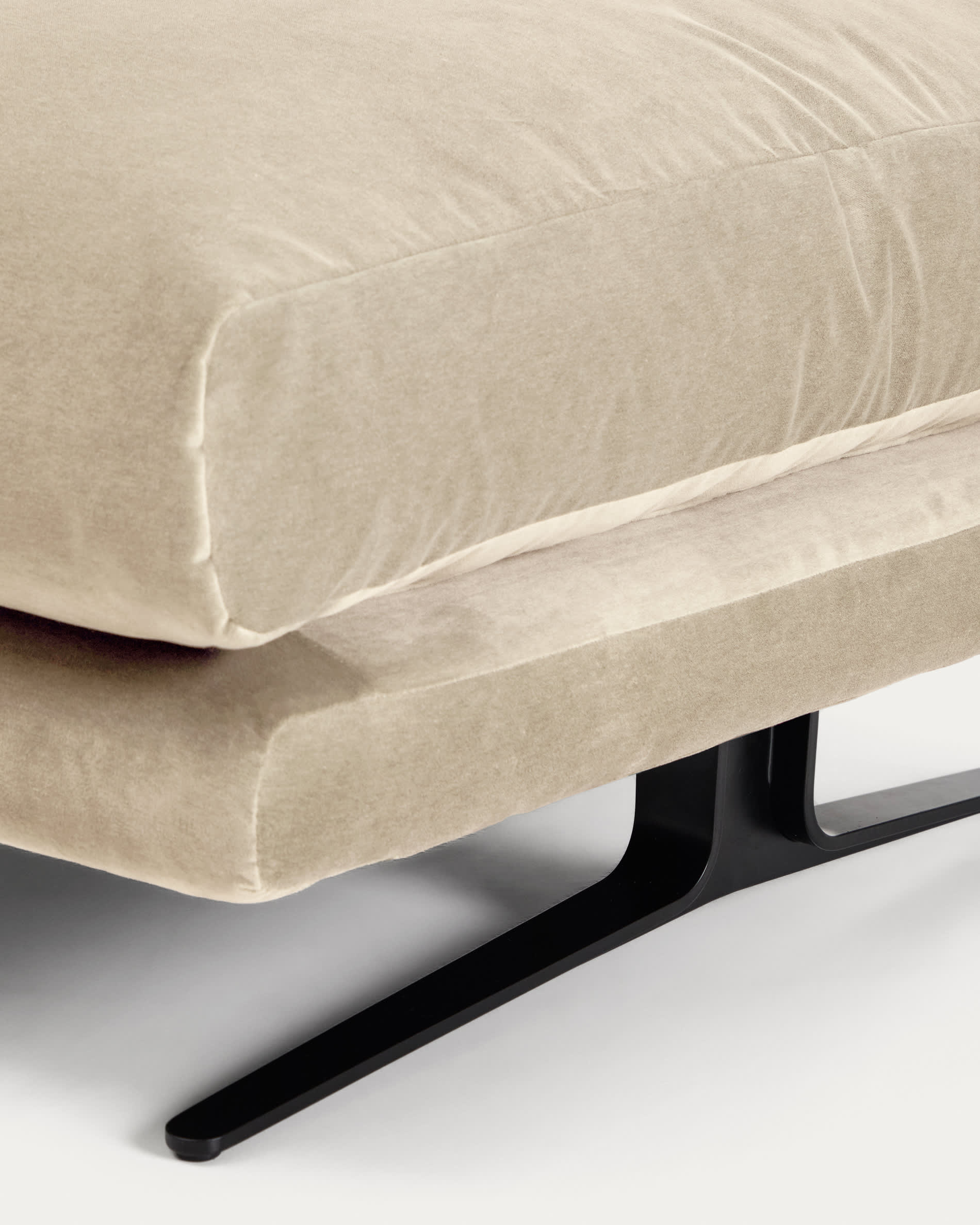 Veliro footrest in pearl velvet with steel legs with black finish 85 x 90 cm FSC Mix Credit