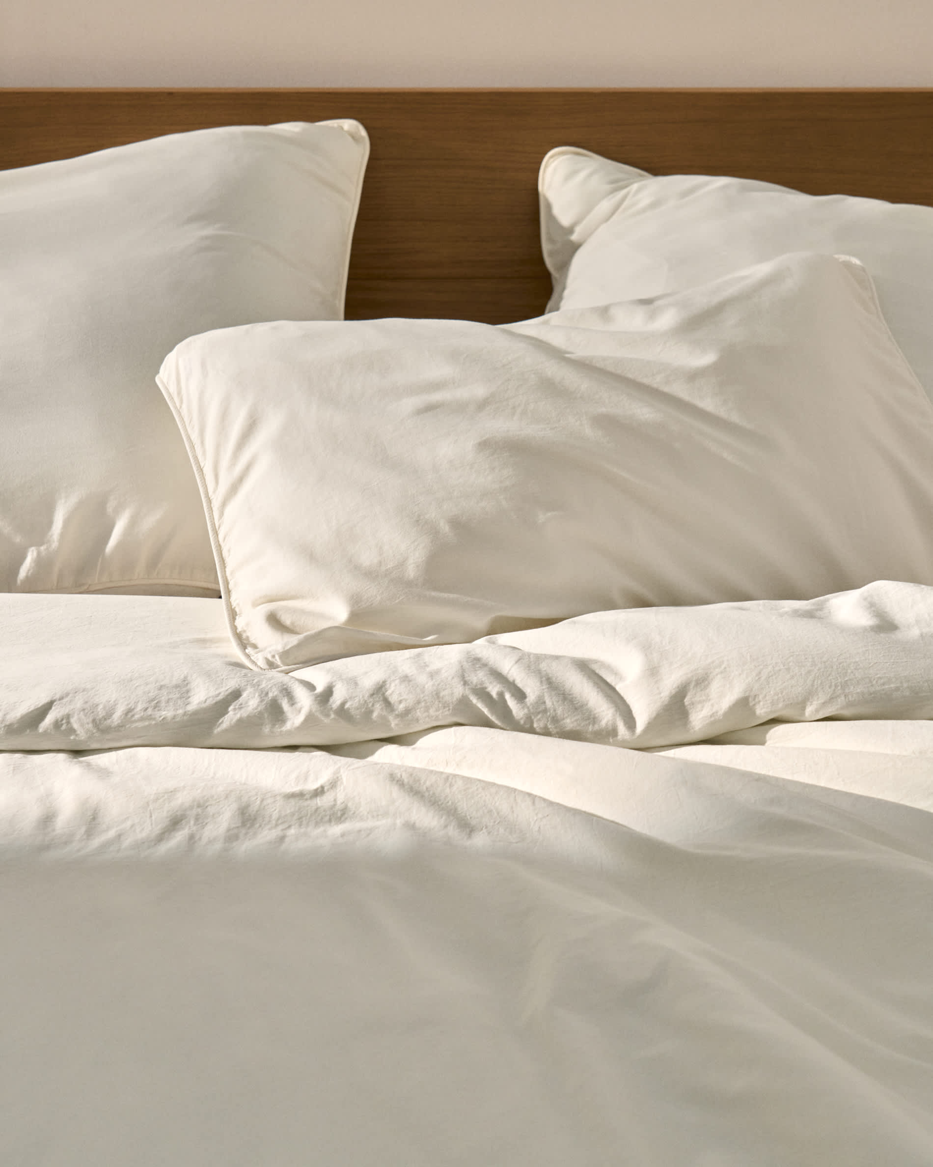 Sirale 100% cotton sateen duvet cover with washed white finish for 180cm bed