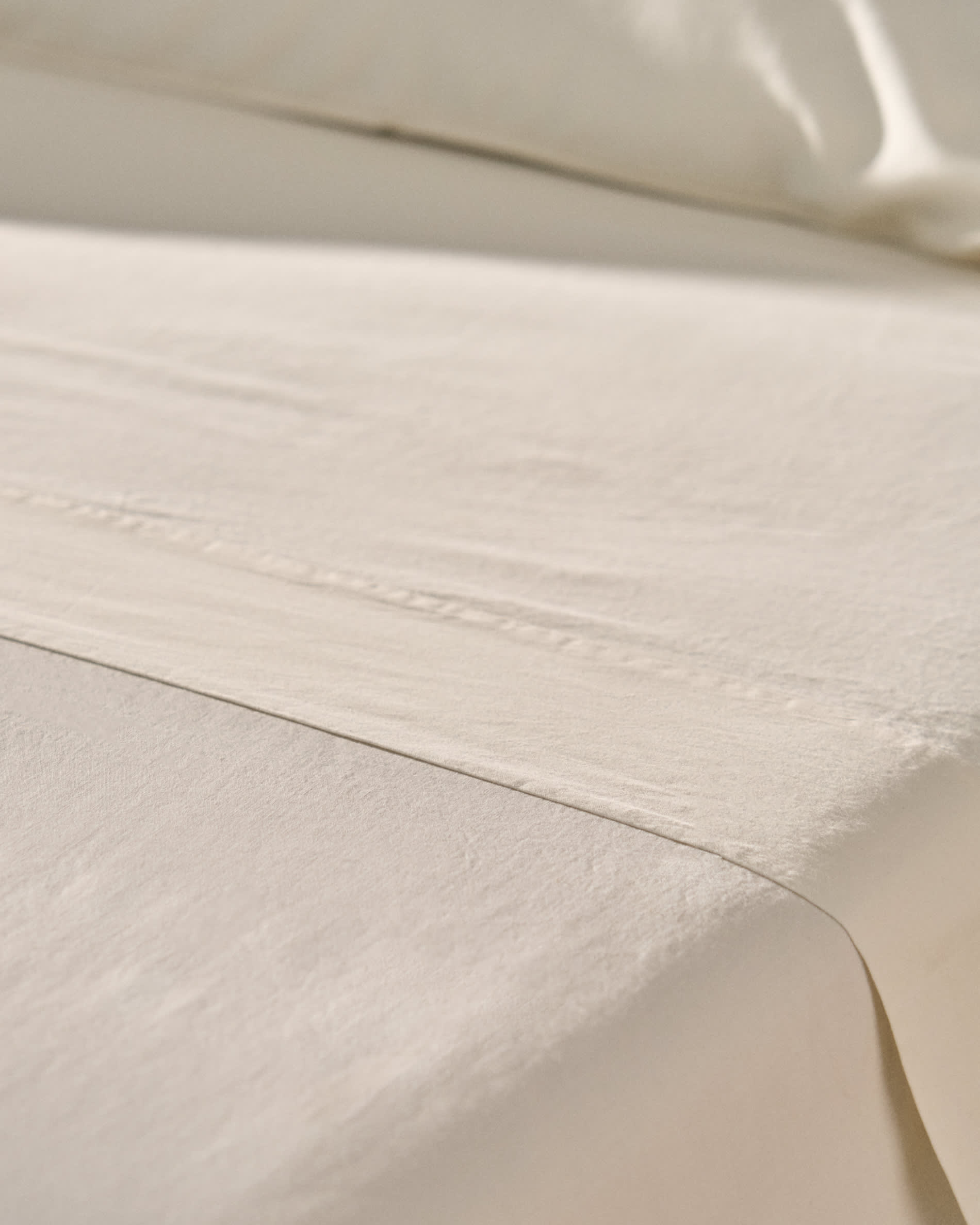 Sirale 100% cotton sateen top sheet with washed white finish for 90cm bed