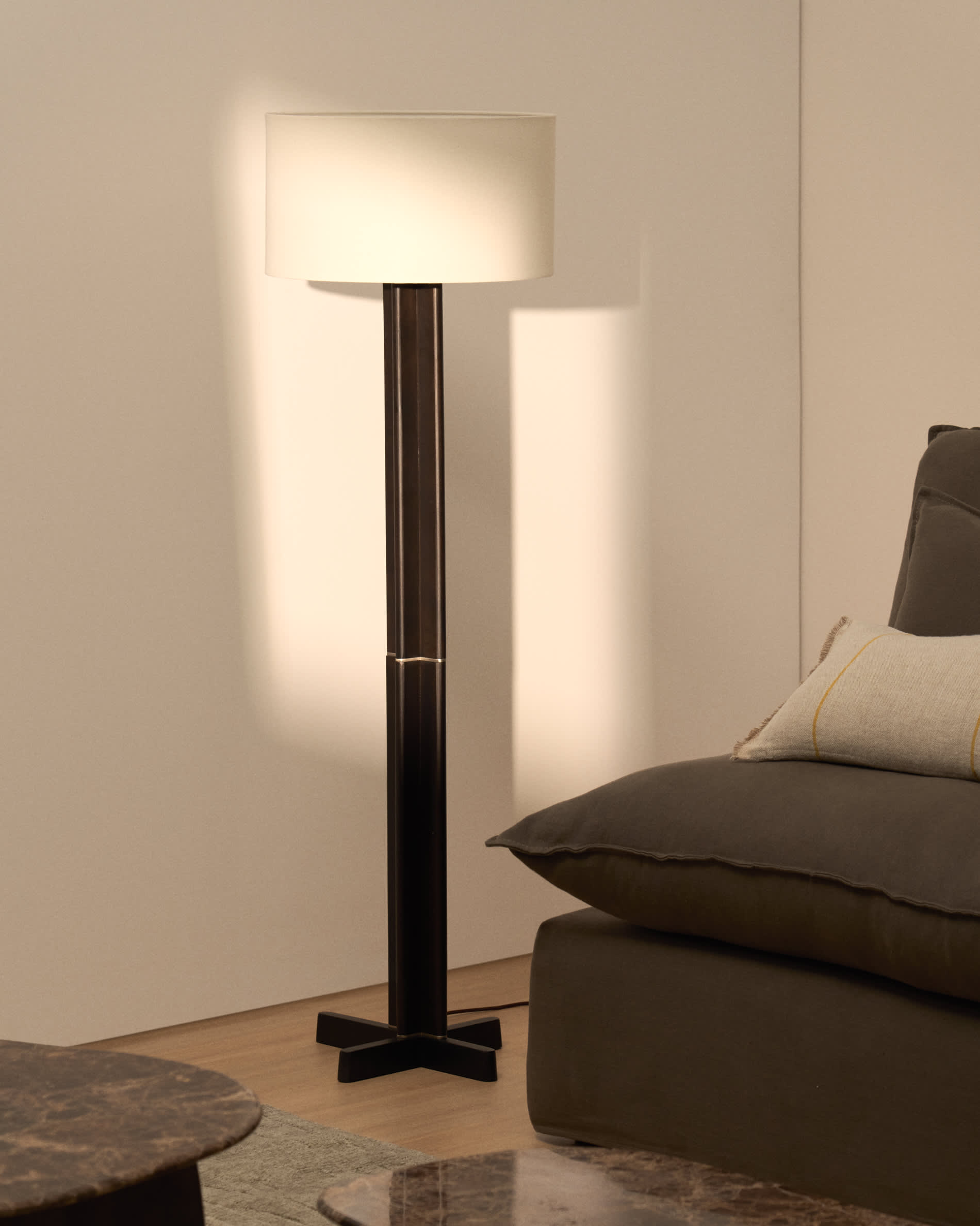 Niani floor lamp in rubber wood with dark finish and ivory-coloured cotton lamp shade