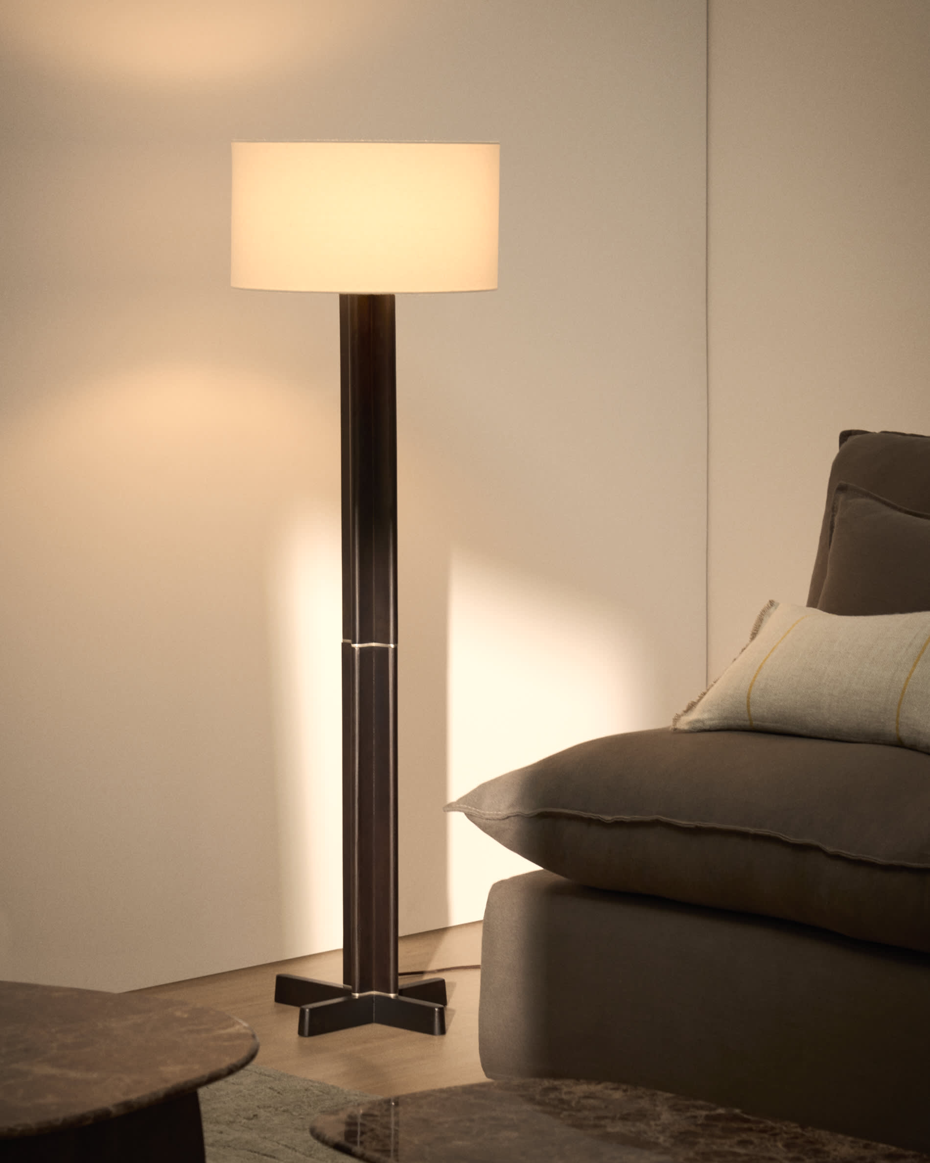 Niani floor lamp in rubber wood with dark finish and ivory-coloured cotton lamp shade